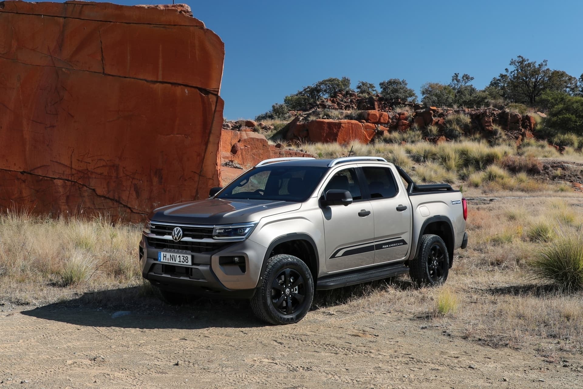 Vista delantera del Amarok enfrentando un terreno agreste.