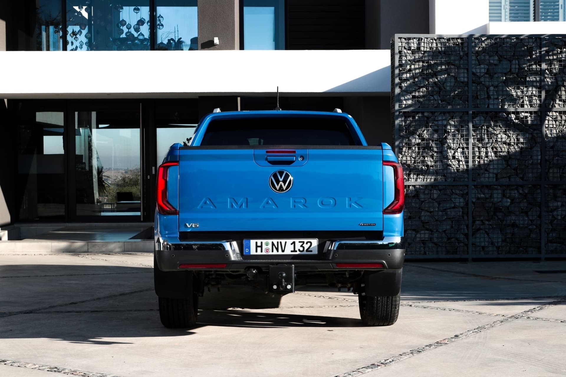 Vista trasera del Volkswagen Amarok V6, mostrando un diseño imponente