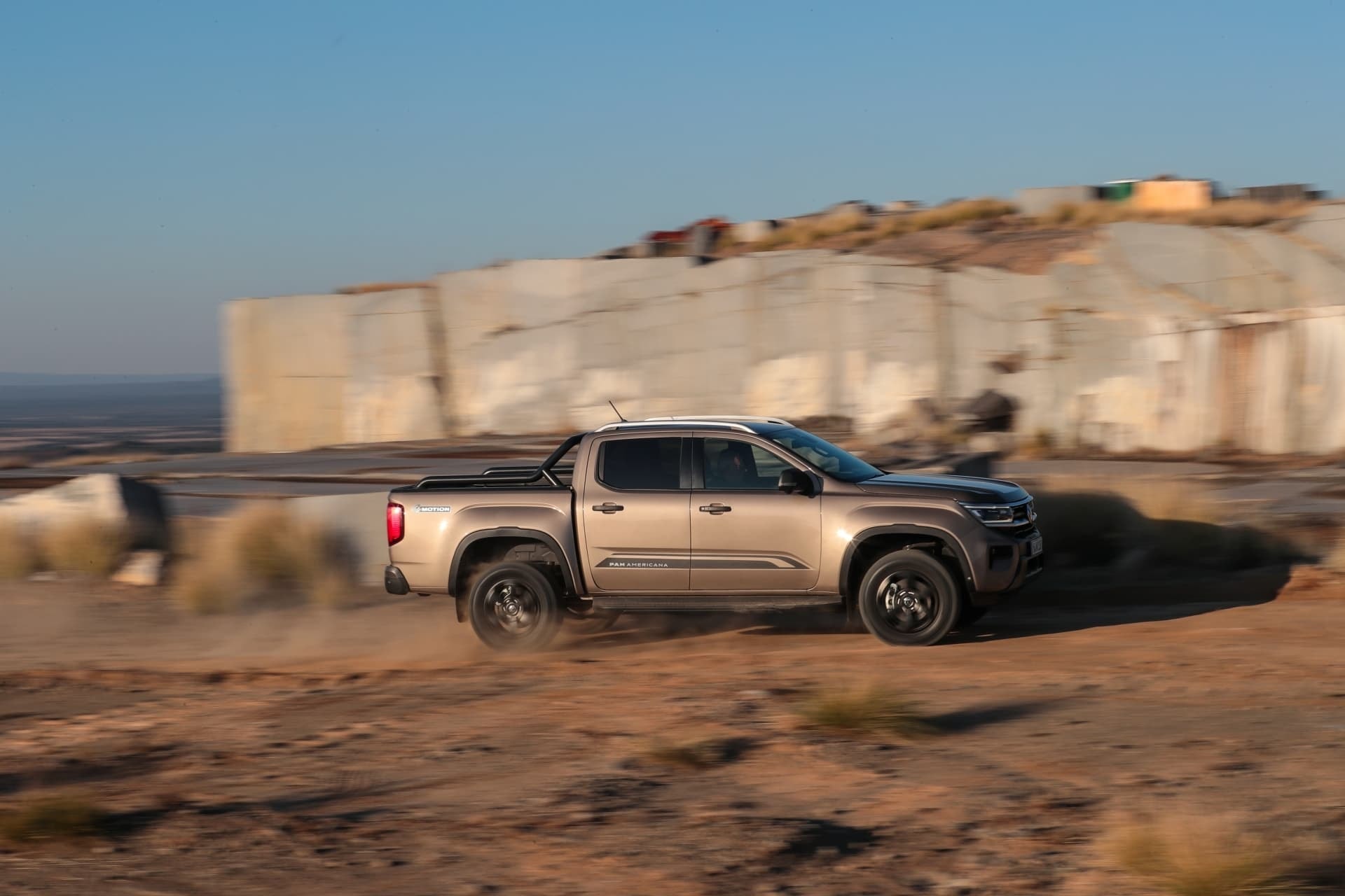Volkswagen Amarok en acción en un entorno desértico, destacando su agilidad.