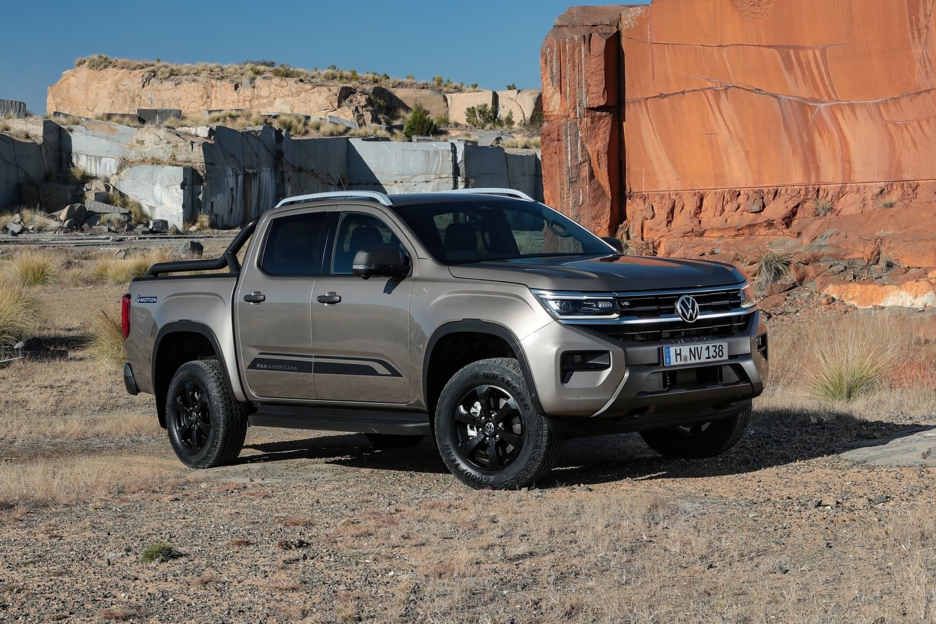 Ángulo del Volkswagen Amarok que resalta la línea frontal y lateral.