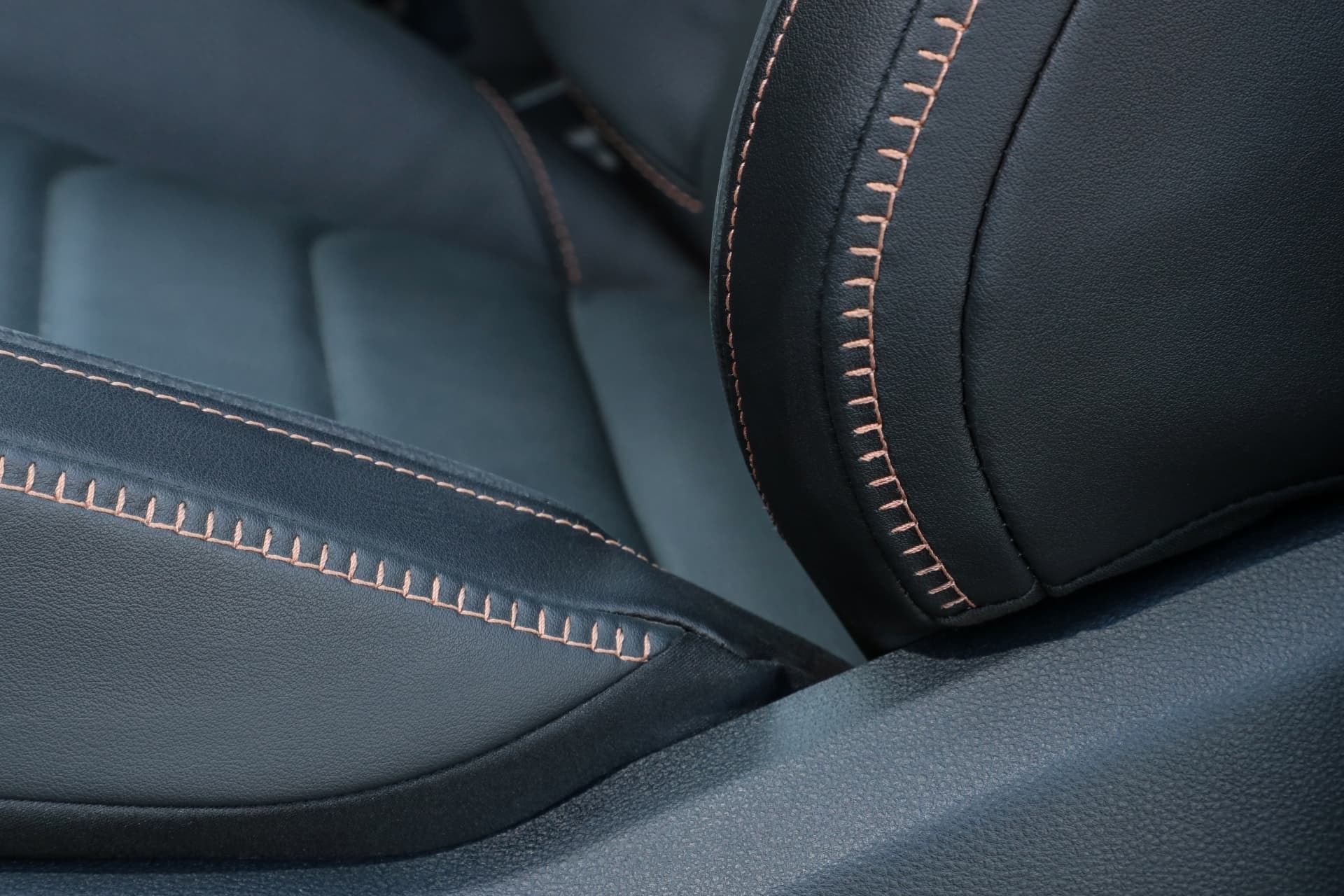 Detalle de la costura y el material del asiento de cuero del Amarok.