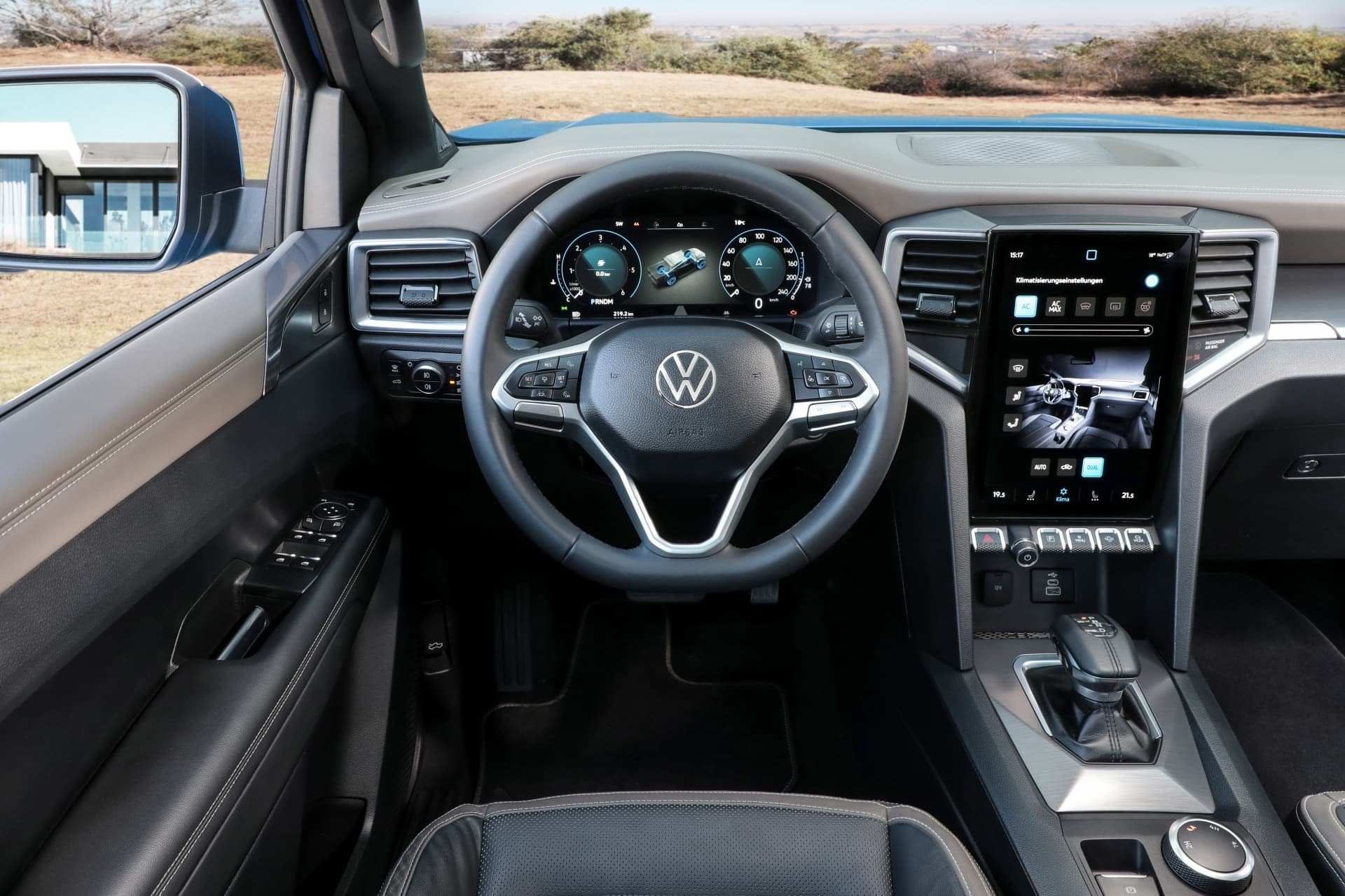 Interior moderno del Amarok con pantalla táctil y controles digitales.