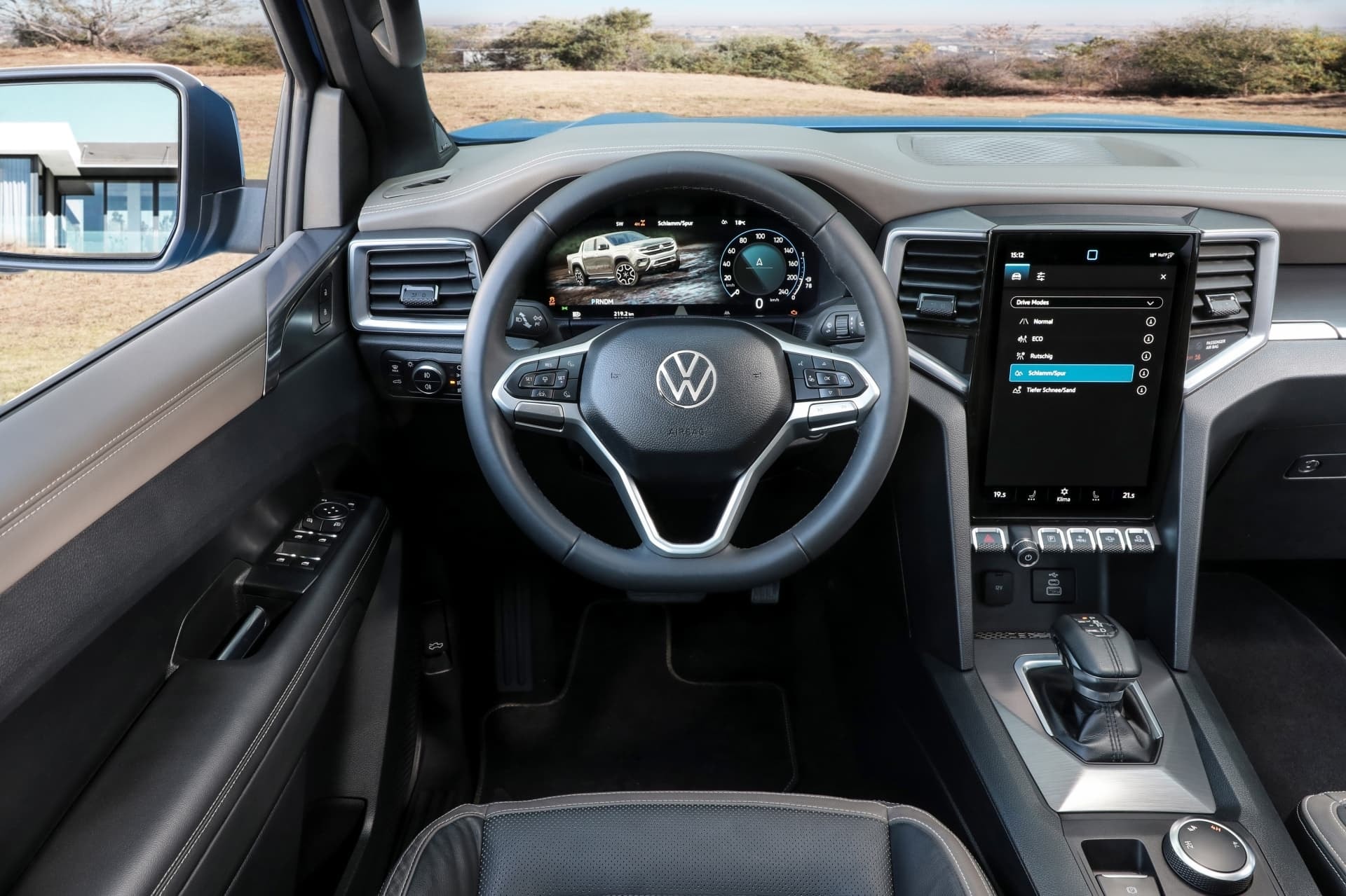 Pantalla del cockpit digital en Volkswagen Amarok mostrando estado del vehículo.