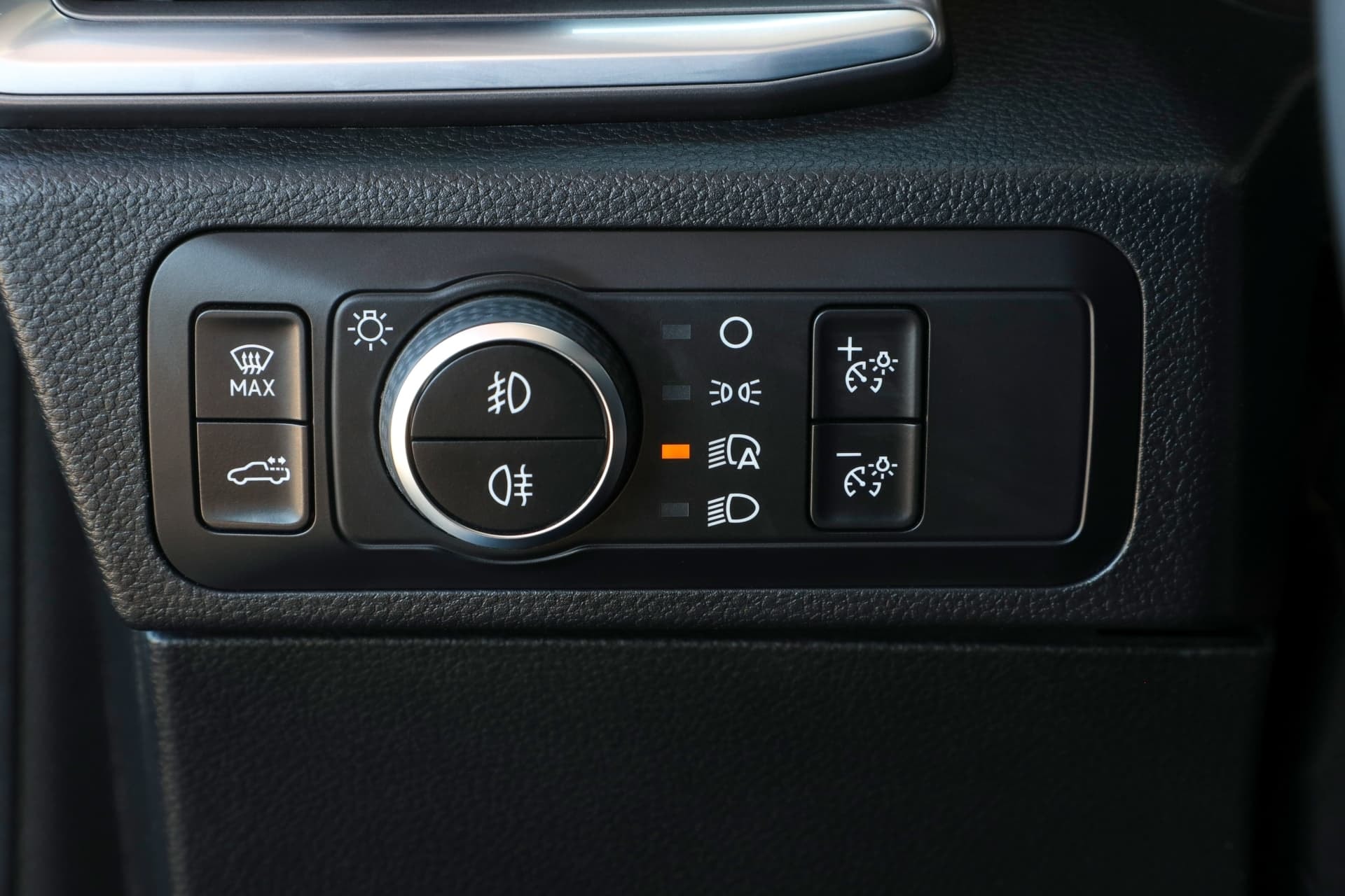 Panel de control de luces en el interior del Amarok, con diseño intuitivo.