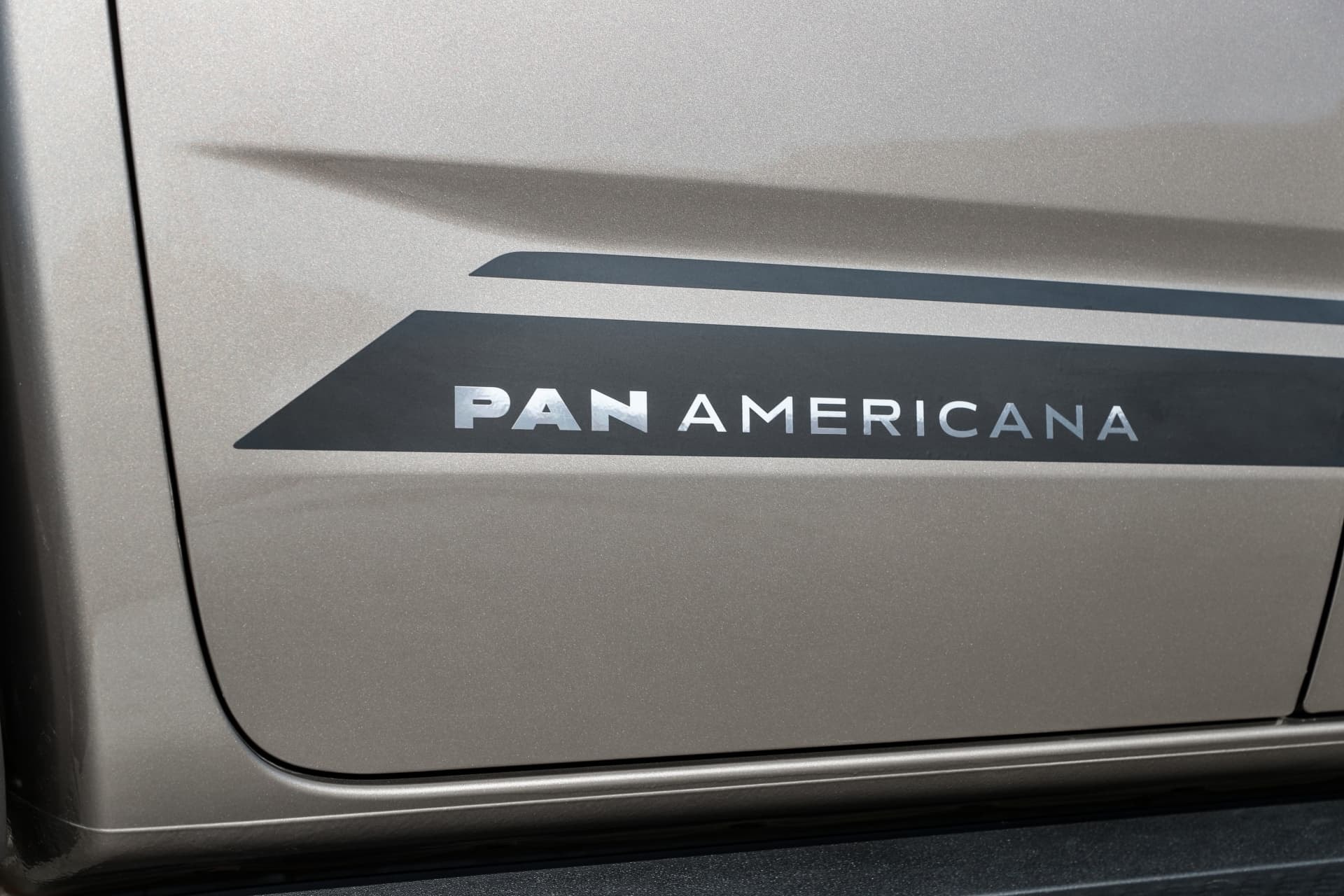Detalle del emblema 'Pan Americana' en el lateral de la Volkswagen Amarok.