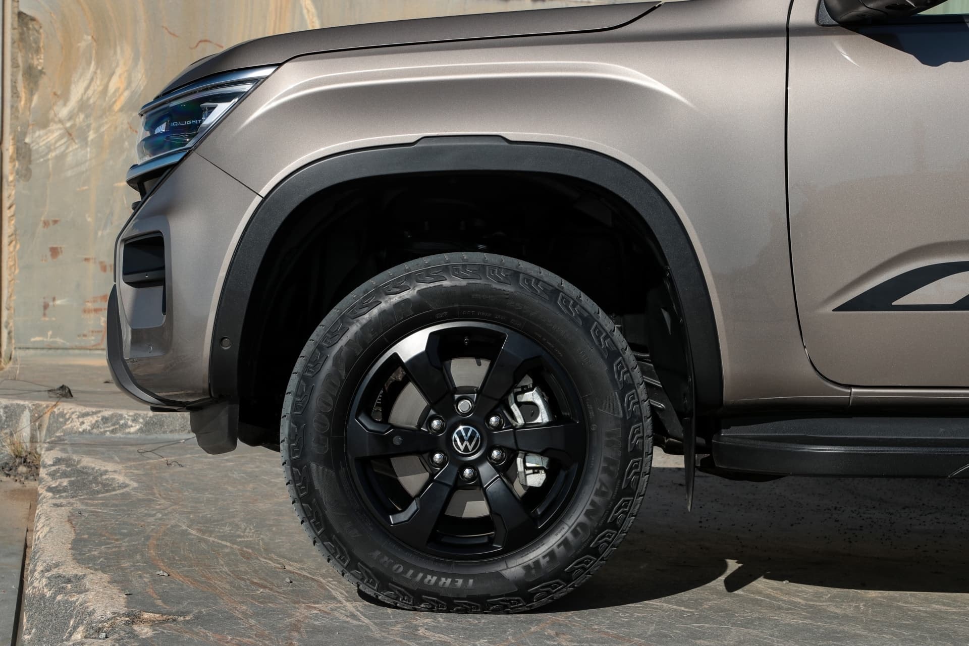 Detalle de la rueda del Amarok con llanta de aluminio y perfil alto.