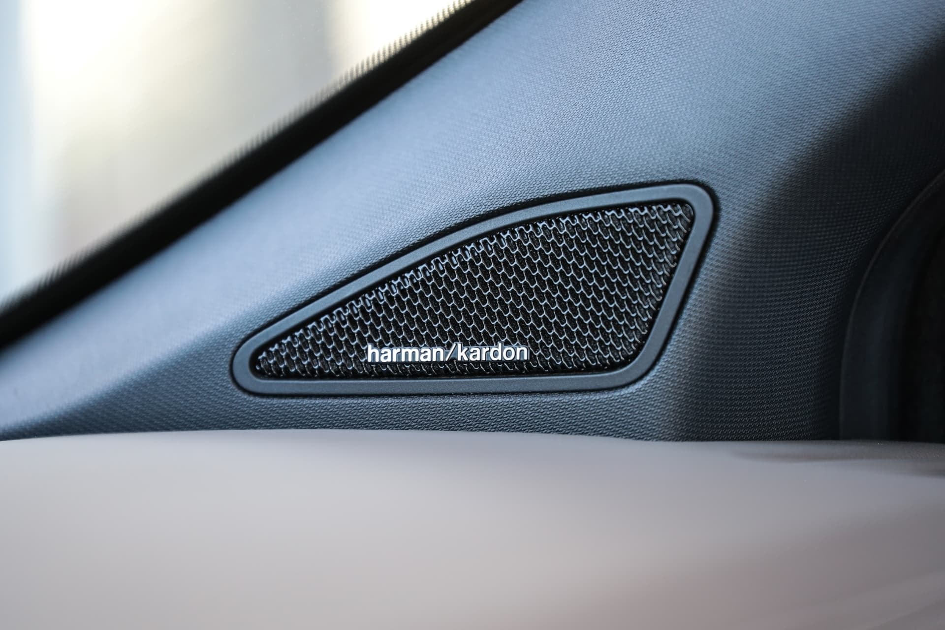 Detalle del logo Harman/Kardon en el sistema de audio del Amarok.