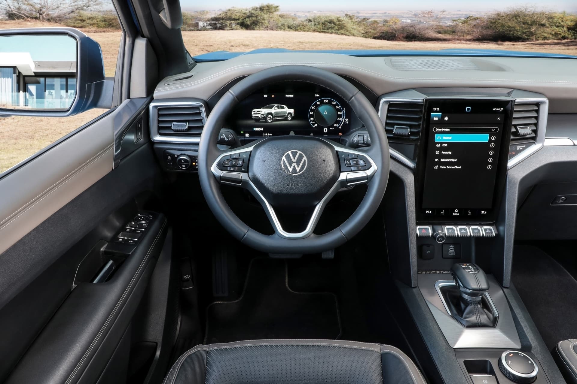 Vista del volante y sistema multimedia central de la Volkswagen Amarok.