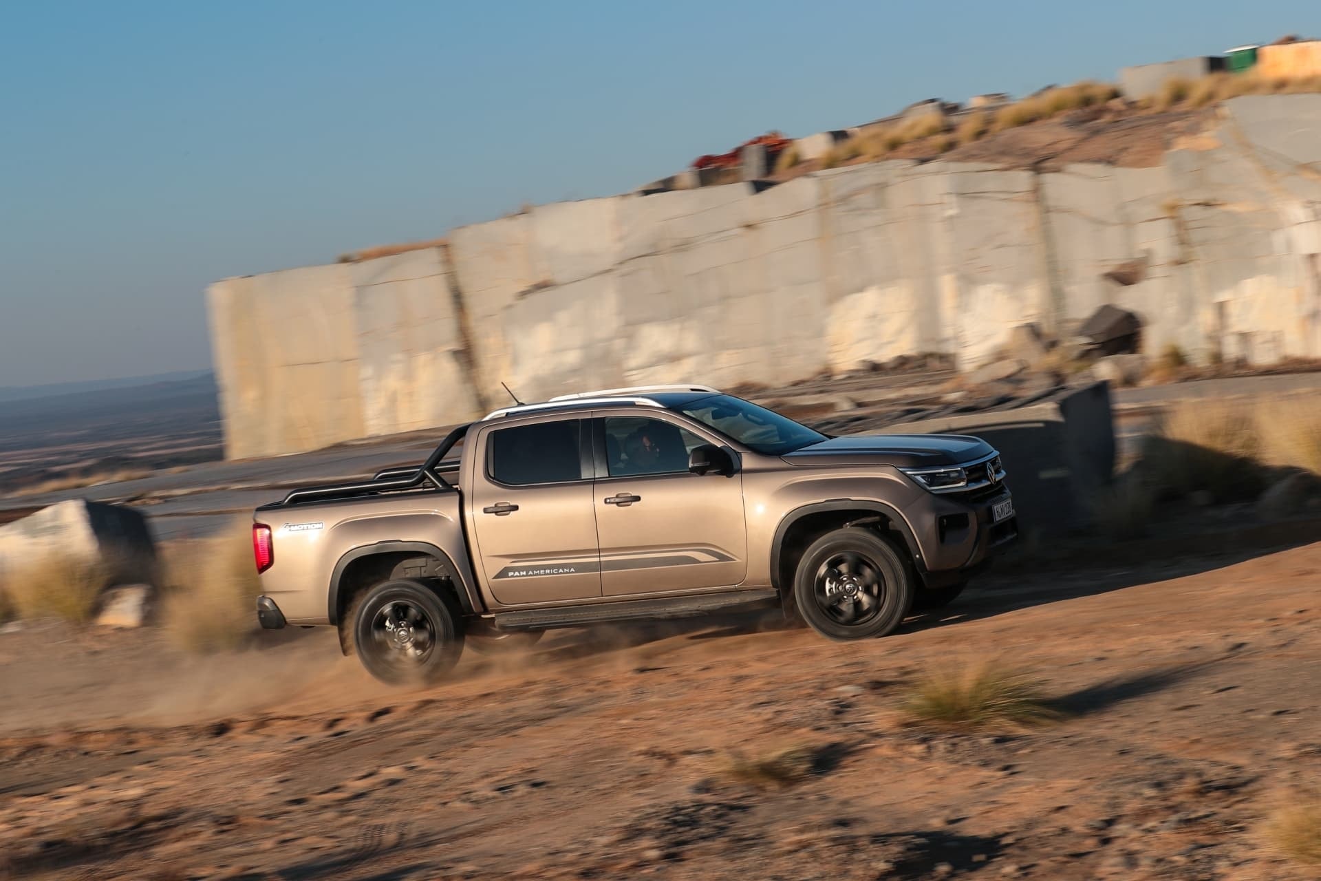 Volkswagen Amarok capturado en plena acción sobre terreno desértico