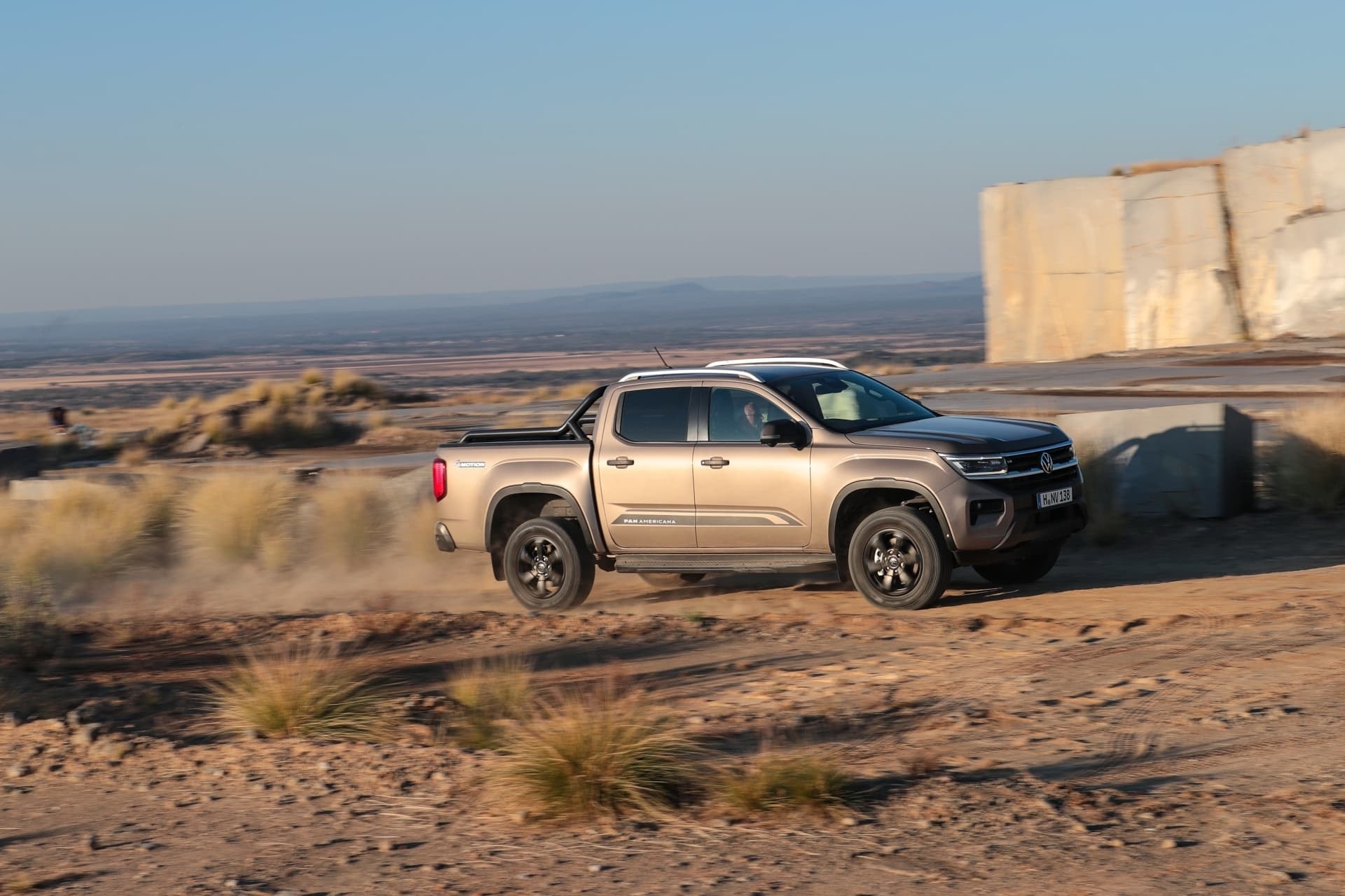 Lateral del Amarok en el desierto, perfecto para amantes de las aventuras fuera del camino