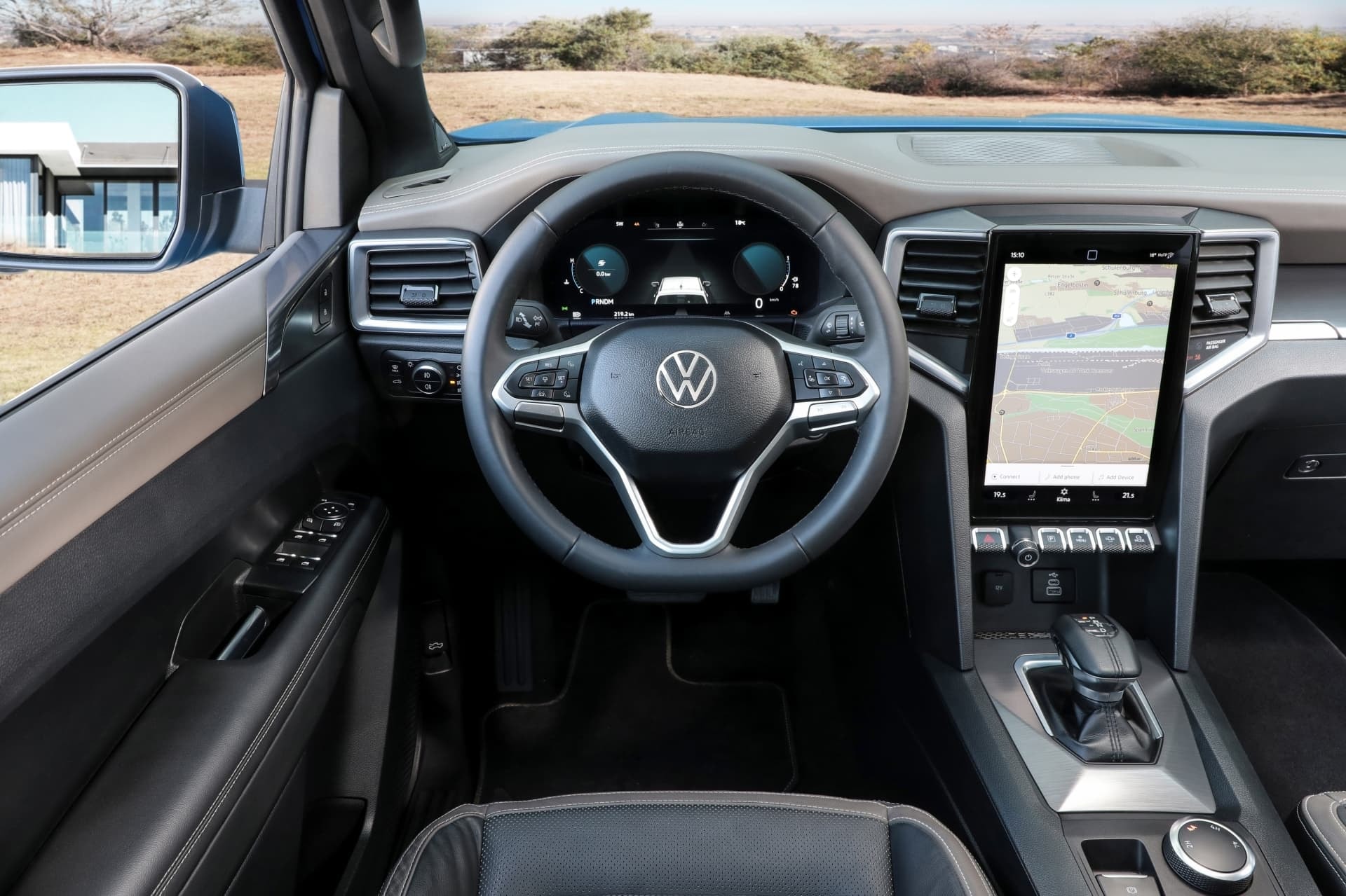 Interior del Volkswagen Amarok, destacando comodidad y tecnología moderna