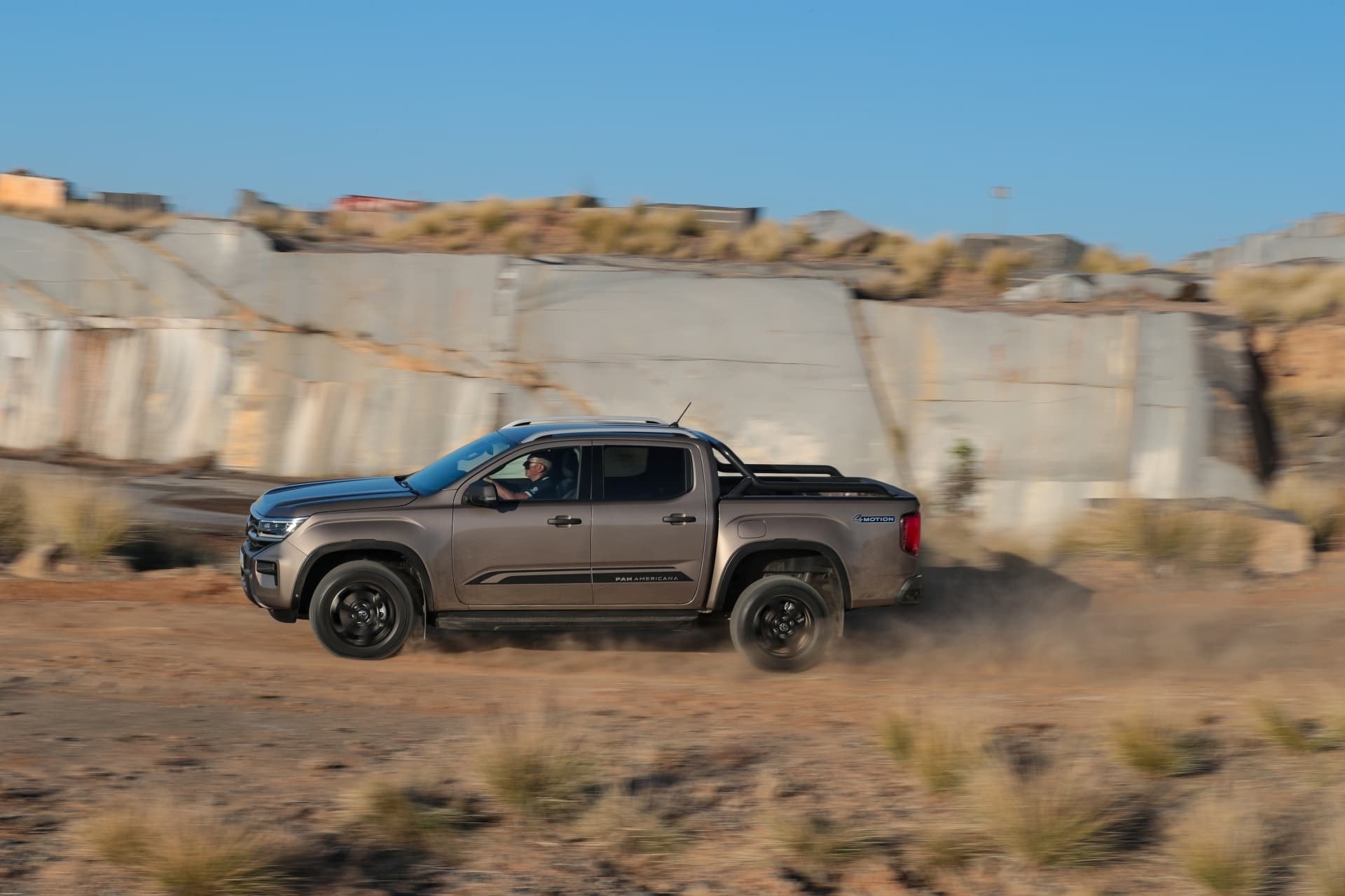 El Amarok en un entorno árido, demostrando sus capacidades y estabilidad.