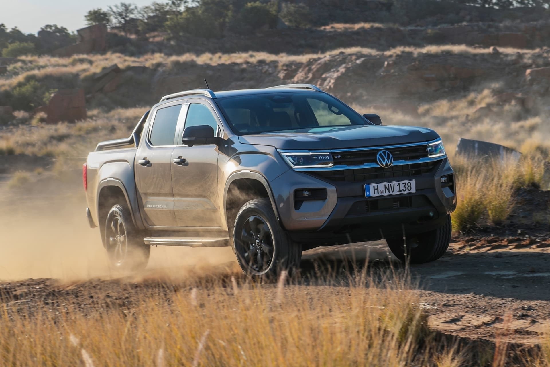 Perfil del Volkswagen Amarok en un entorno desértico.