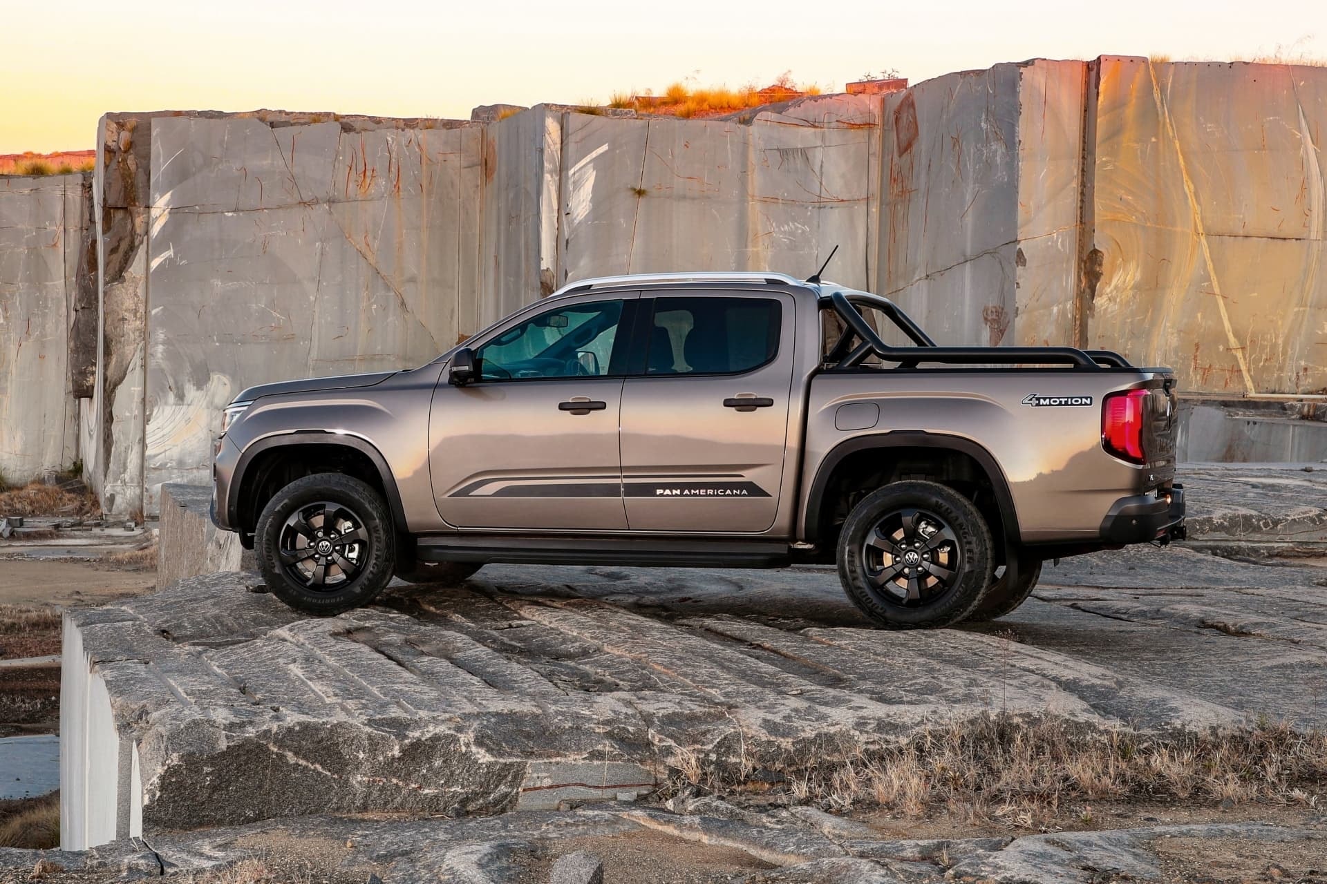 Amarok en harmonía con el entorno natural, una imagen que subraya su perfil aventurero