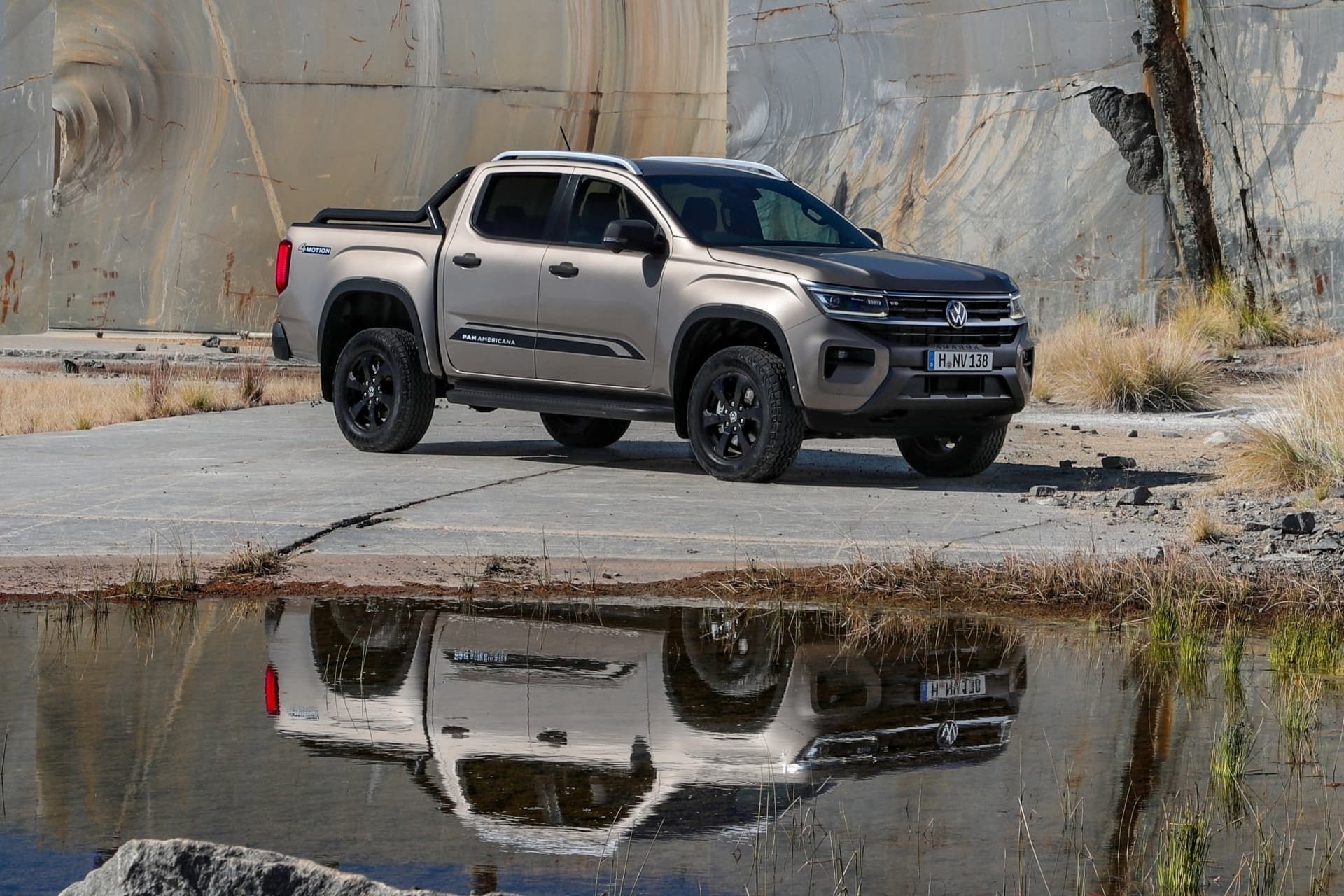 Perfil del lado del conductor del Volkswagen Amarok apreciando sus líneas y diseño lateral.