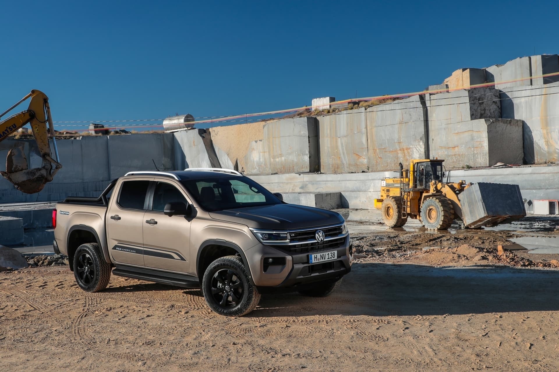 Volkswagen Amarok en entorno de obras, enfatizando su carácter laboral.