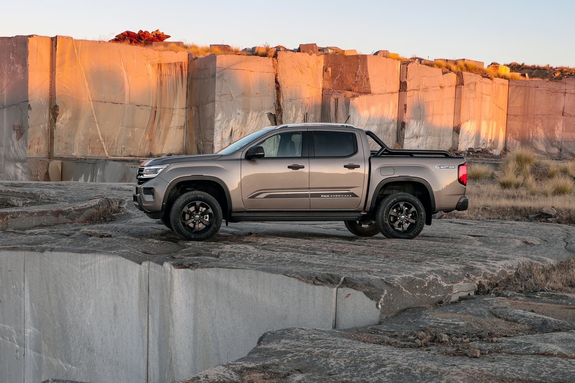 Volkswagen Amarok en un entorno rocoso, resaltando su capacidad todoterreno.