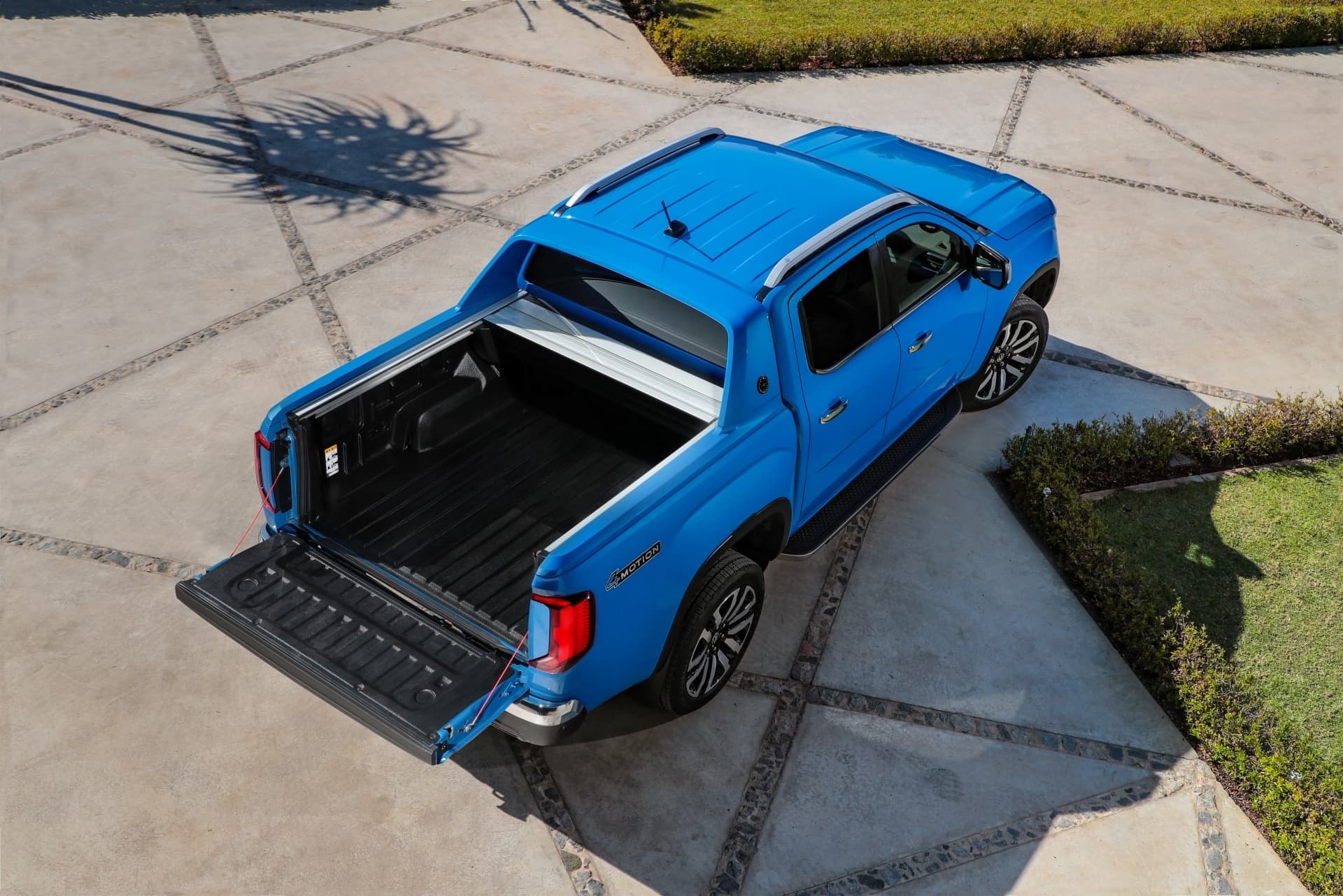 Vista aérea del Volkswagen Amarok destacando su caja trasera y cubierta.