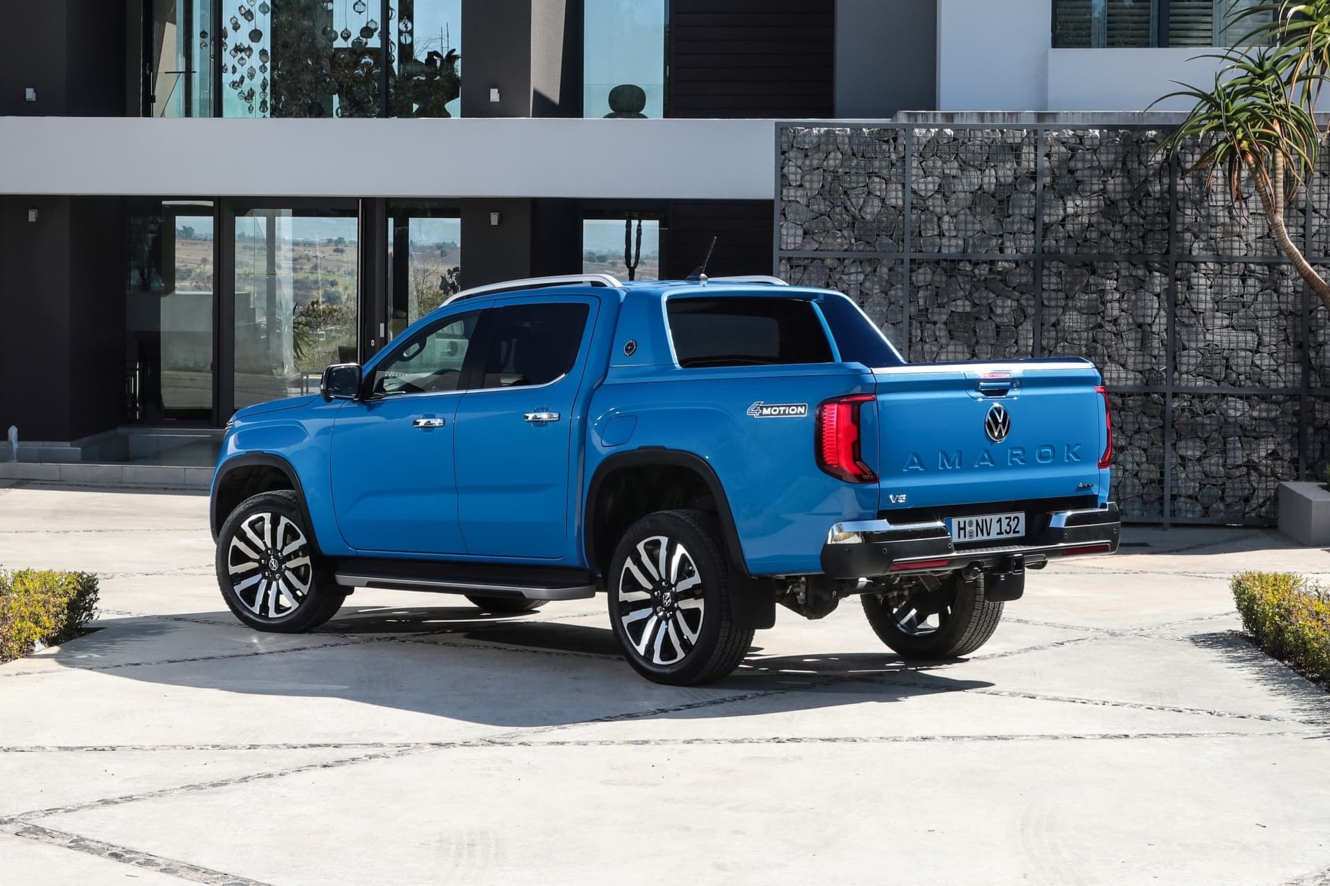 Imagen lateral y trasera del Volkswagen Amarok mostrando su diseño robusto.