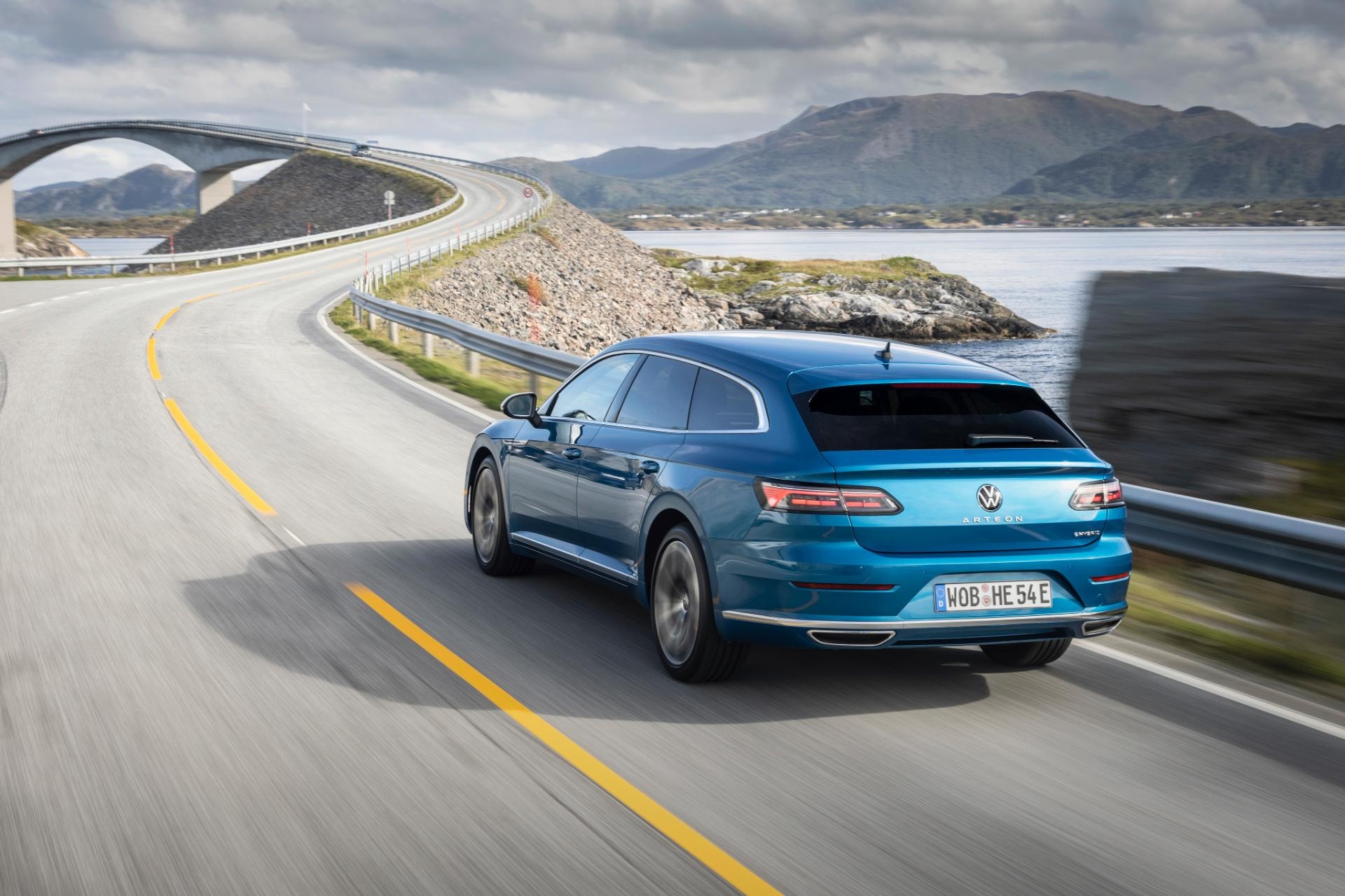 La silueta fluida del Arteon Híbrido capturada desde una perspectiva trasera.