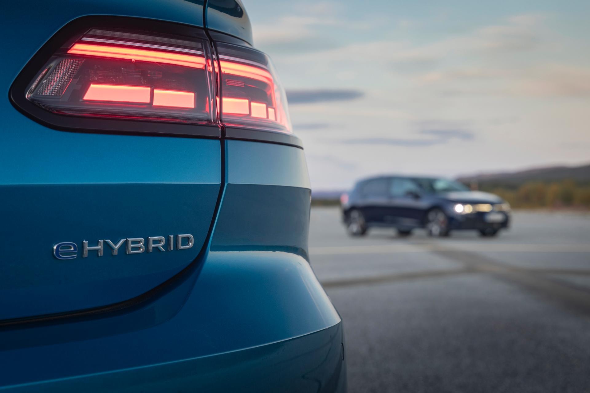 Detalle de la insignia que identifica al Arteon como un modelo híbrido.