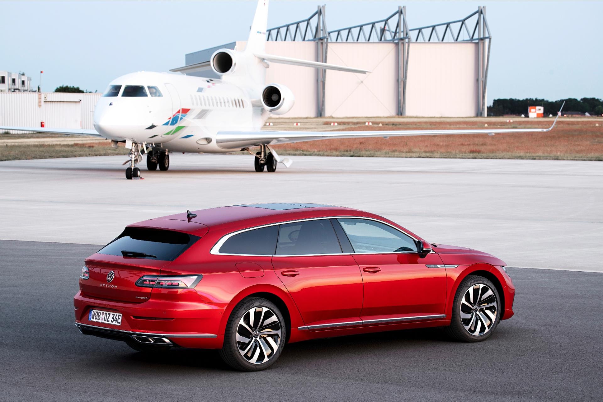 El Volkswagen Arteon híbrido en un entorno de lujo, destacando la parte trasera y las llantas.