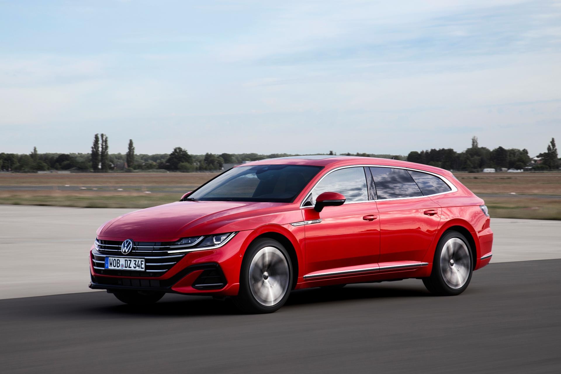 Líneas elegantes y perfil deportivo del Volkswagen Arteon híbrido en rojo.
