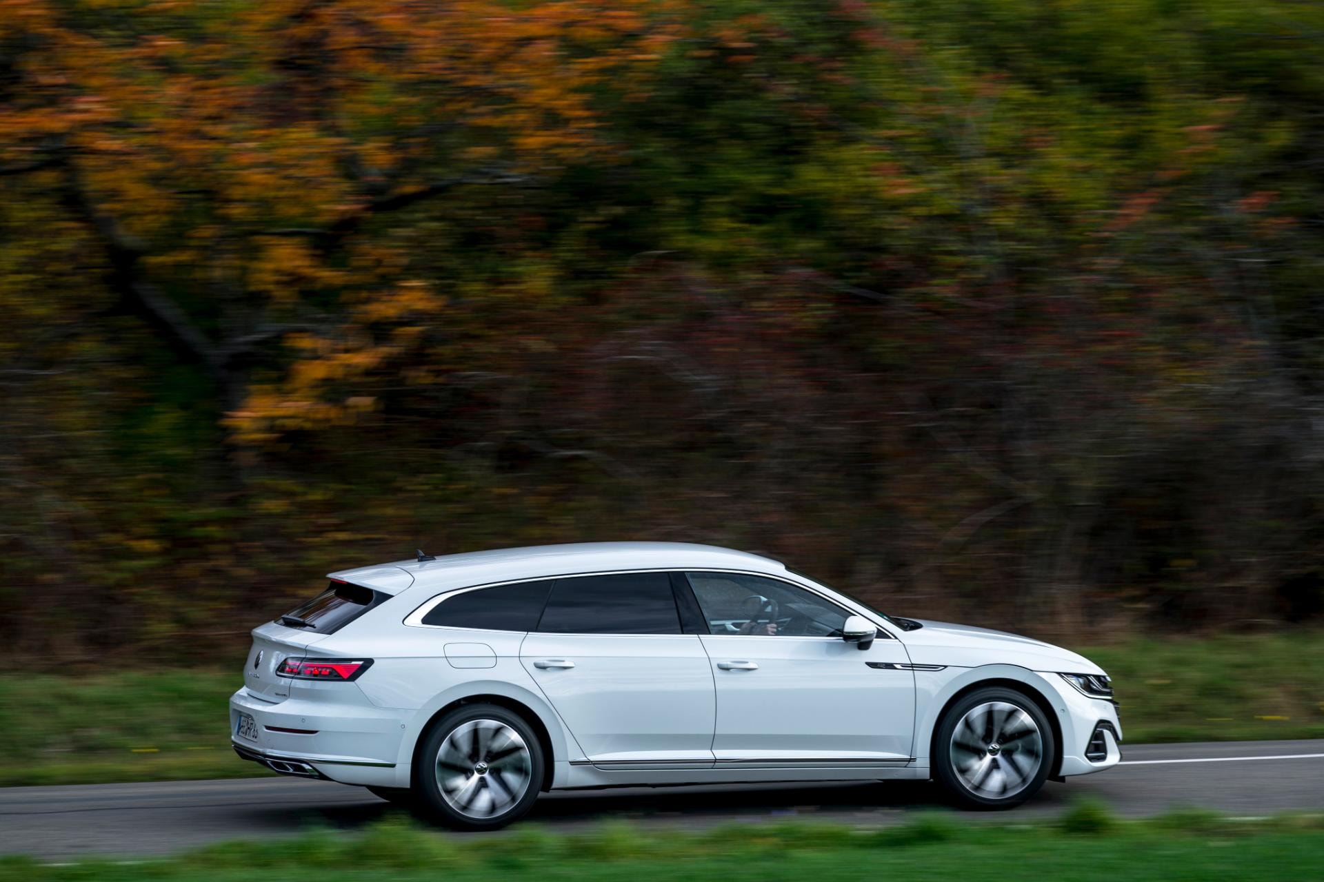 Perfil deportivo del Arteon híbrido, una combinación de estética y eficiencia.