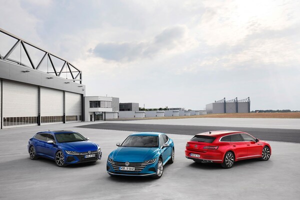 Toda la gama del Volkswagen Arteon exhibiendo su variedad de colores. Toda la gama del Volkswagen Arteon exhibiendo su variedad de colores.