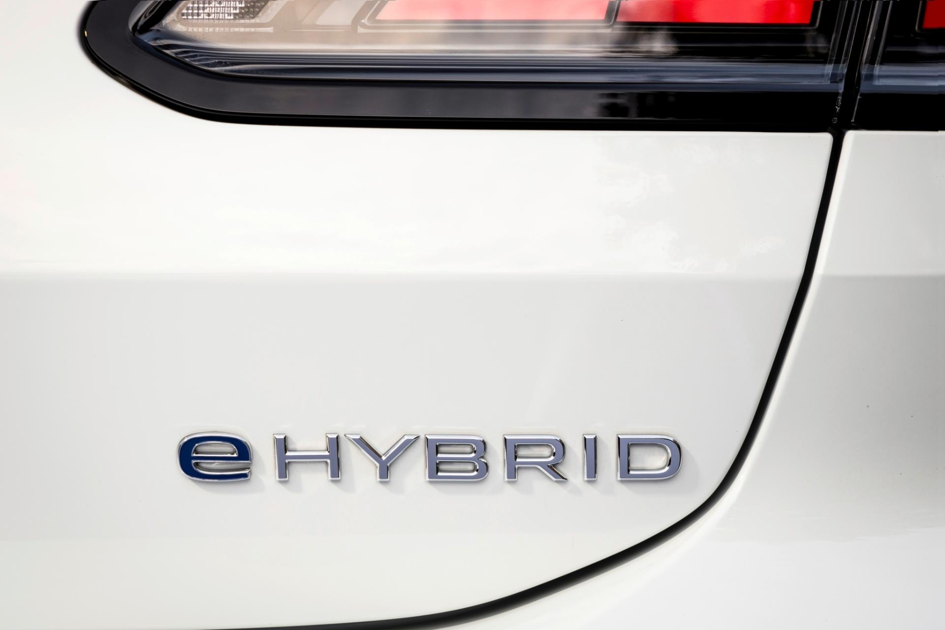 Detalle del distintivo eHybrid en la parte trasera del vehículo.