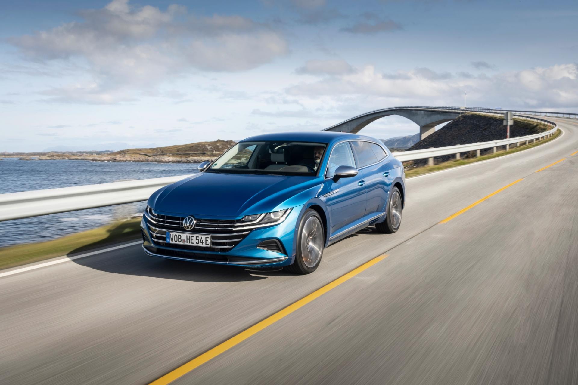 Conducción lateral del Volkswagen Arteon Híbrido enfatizando su silueta.