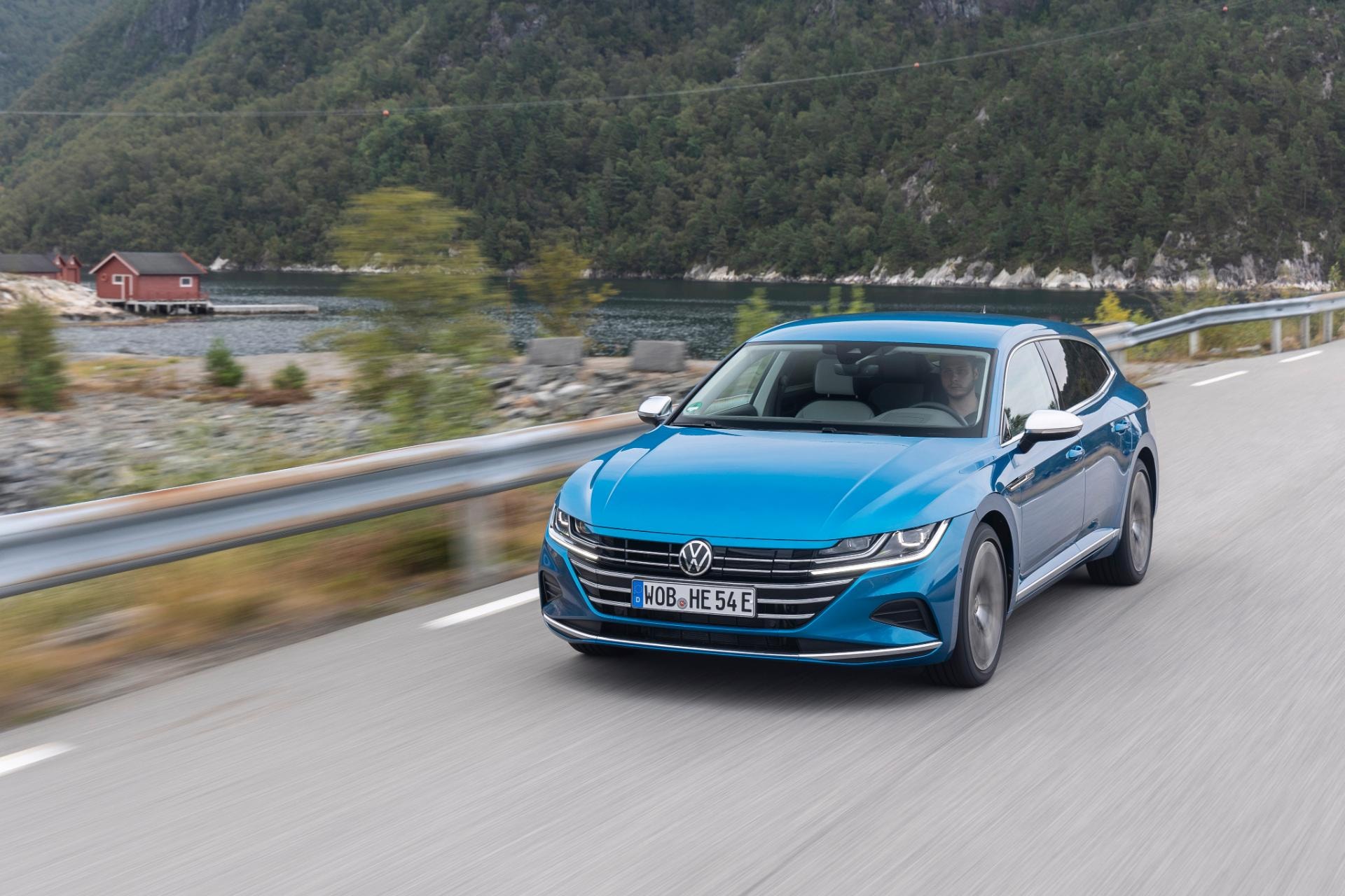 VW Arteon Híbrido en movimiento, resaltando su aerodinámica y diseño.