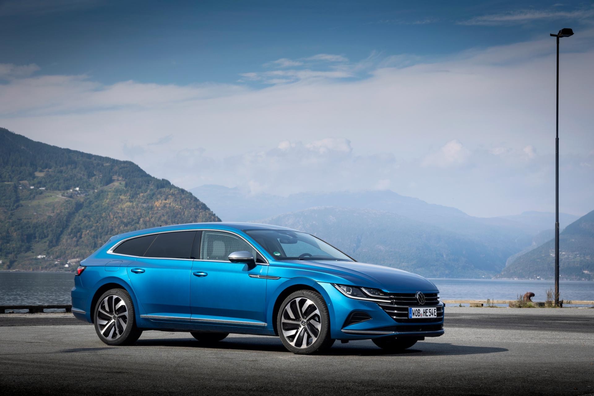 Perfil lateral del Arteon Híbrido, destacando su diseño dinámico.