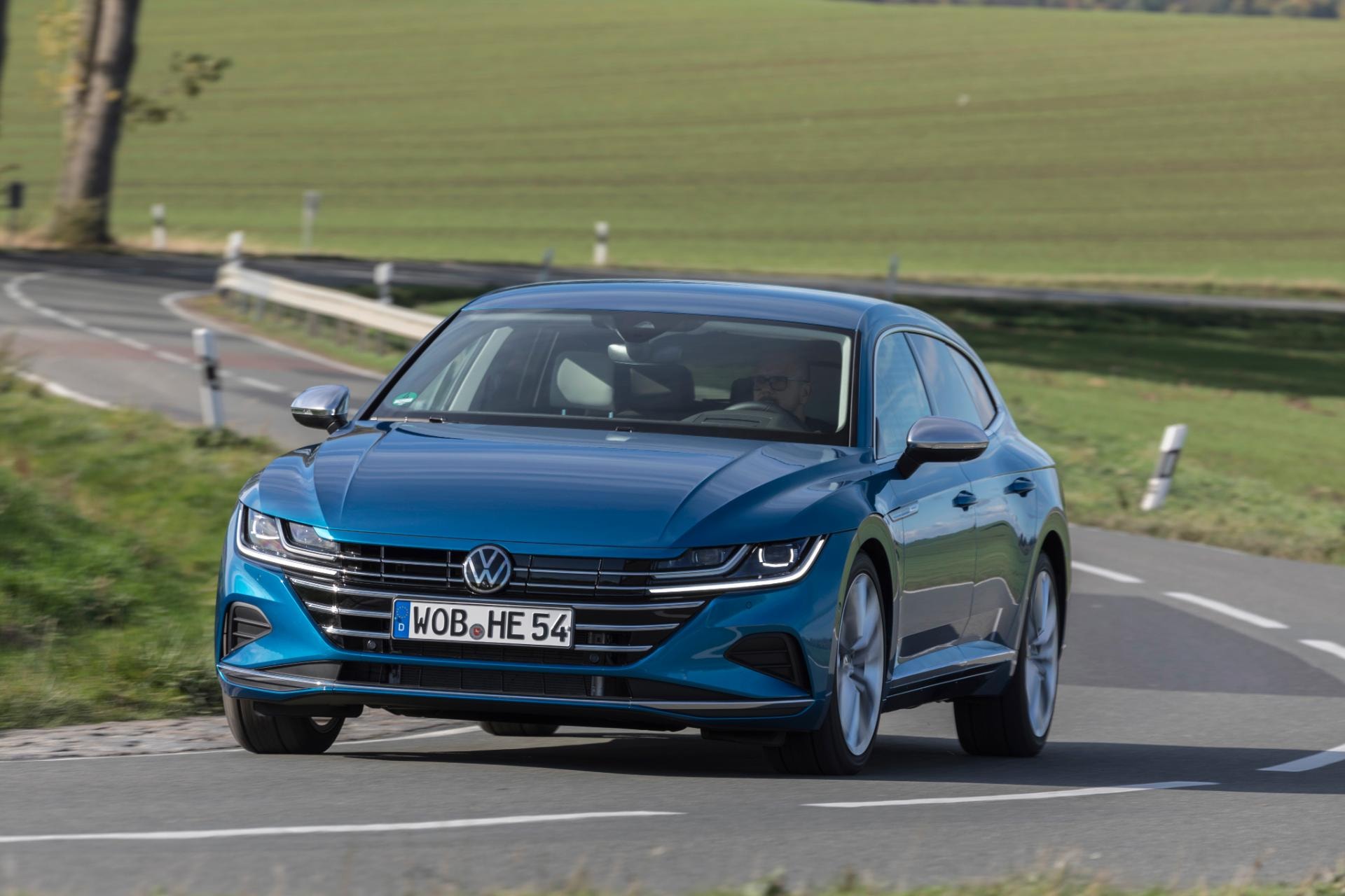 Perfil del VW Arteon Híbrido capturado en una toma en carretera abierta.