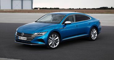 Vista lateral del Volkswagen Arteon Híbrido en movimiento. Vista lateral del Volkswagen Arteon Híbrido en movimiento.