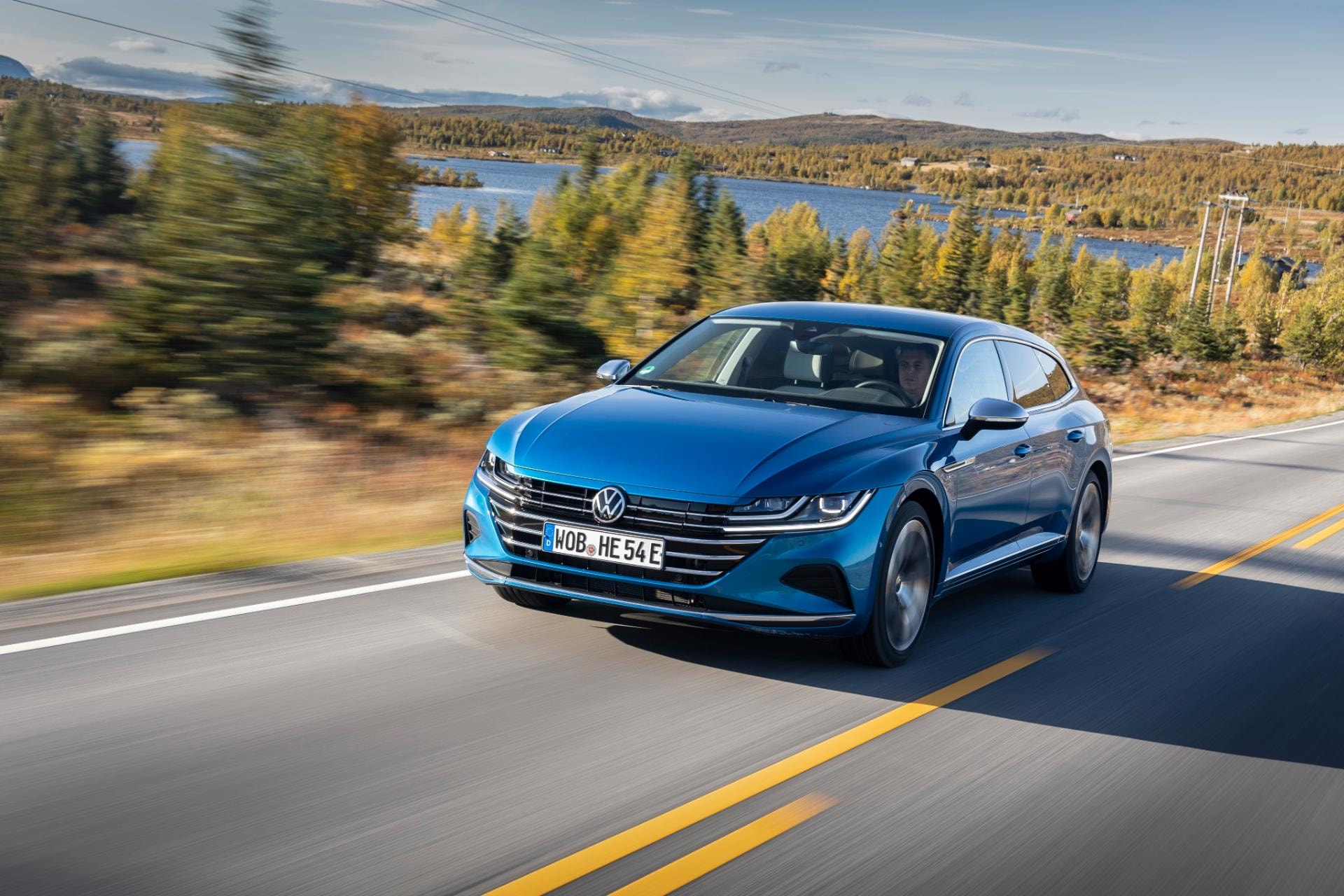 El Arteon Híbrido muestra su rostro agresivo y estilizado en movimiento.