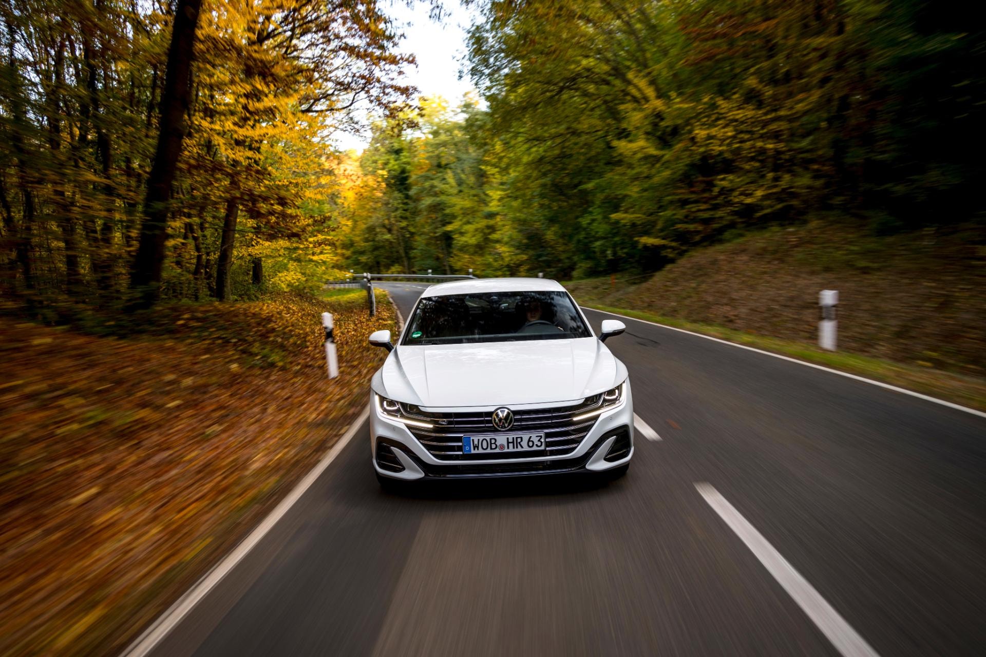 El frontal del Arteon híbrido captado en pleno movimiento.