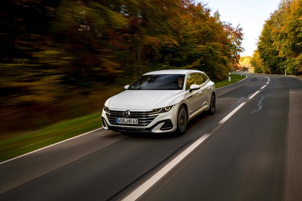 Diseño dinámico del Arteon en movimiento con entorno otoñal. Diseño dinámico del Arteon en movimiento con entorno otoñal.