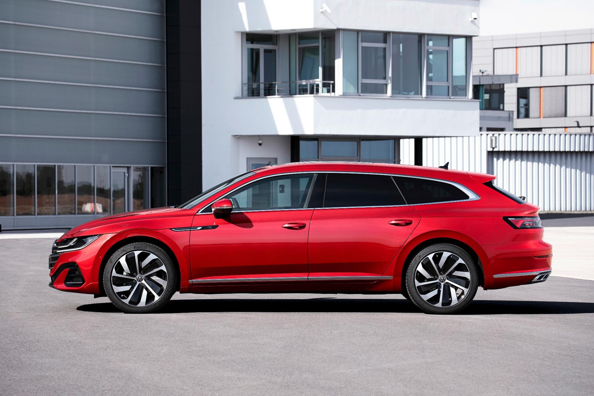 Vista lateral que resalta el diseño aerodinámico y las llantas del Arteon.