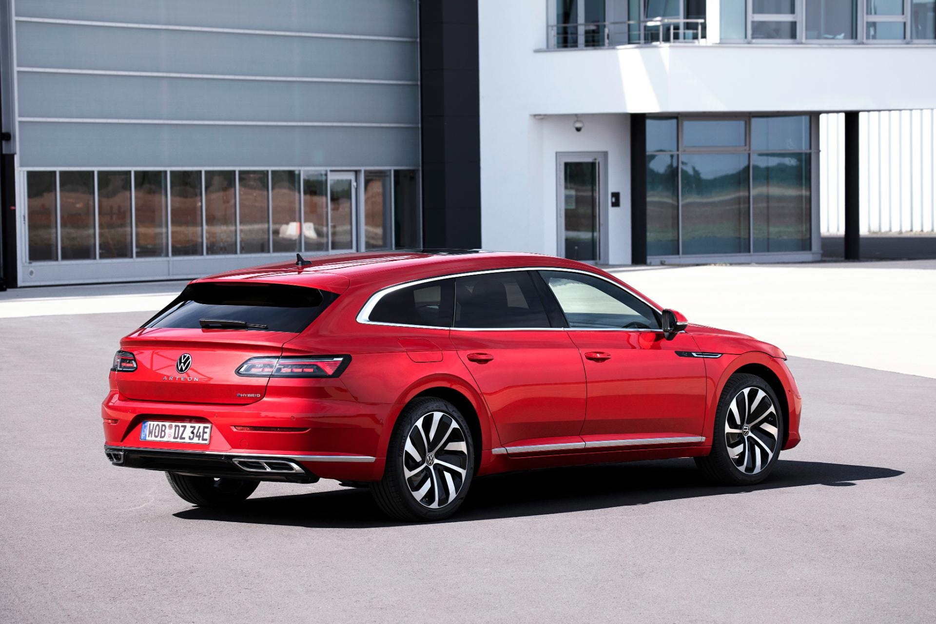 Vista trasera lateral del VW Arteon Híbrido en color rojo.