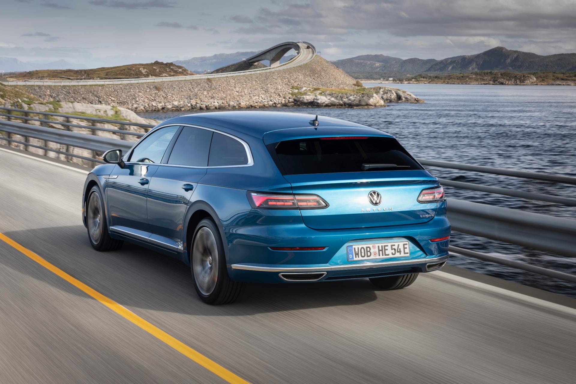 Vista dinámica trasera y lateral del Volkswagen Arteon Híbrido.