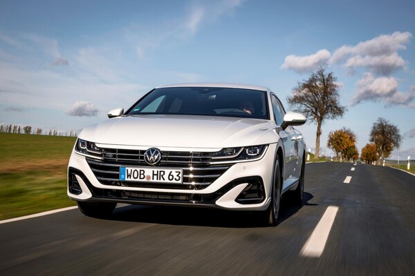 Elegancia y deportividad se fusionan en el frontal del Volkswagen Arteon. Elegancia y deportividad se fusionan en el frontal del Volkswagen Arteon.