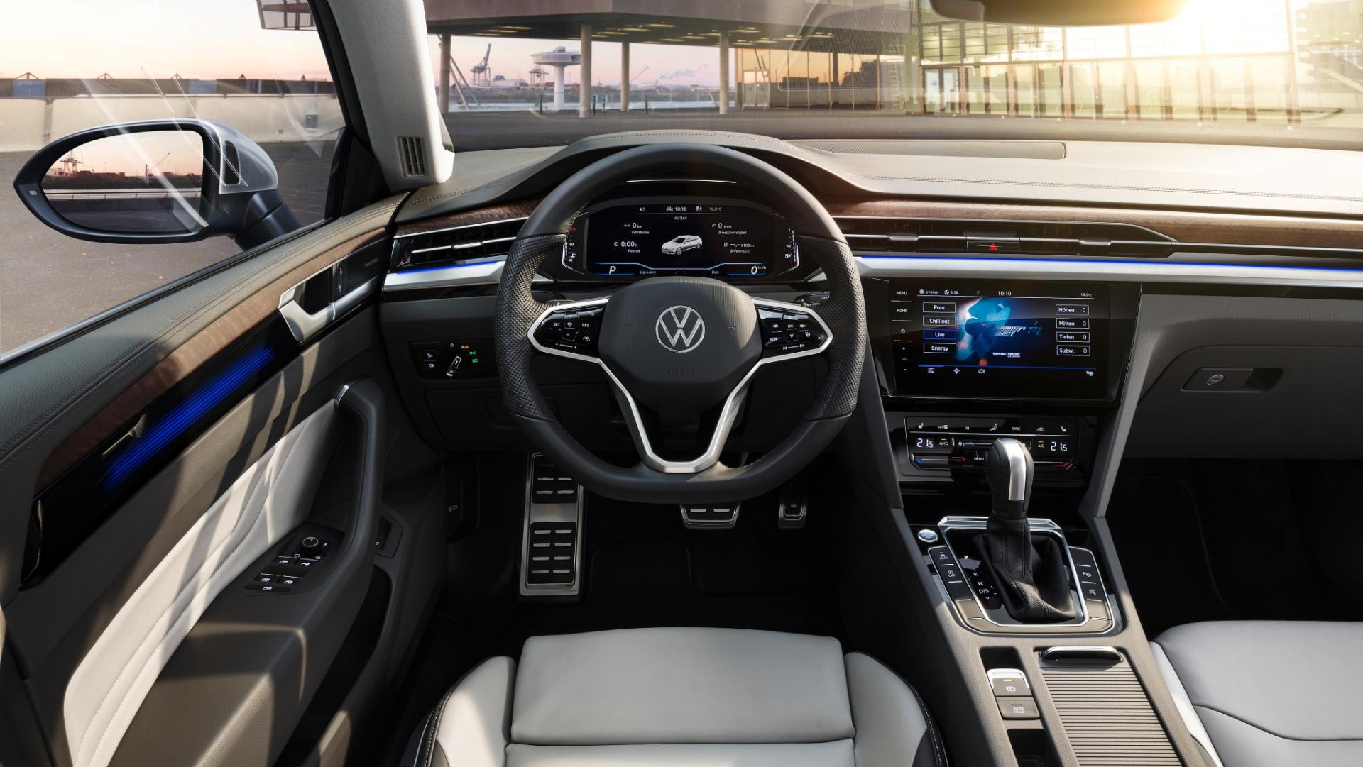 Cabina del Volkswagen Arteon R con acabados de alta calidad y tecnología avanzada.