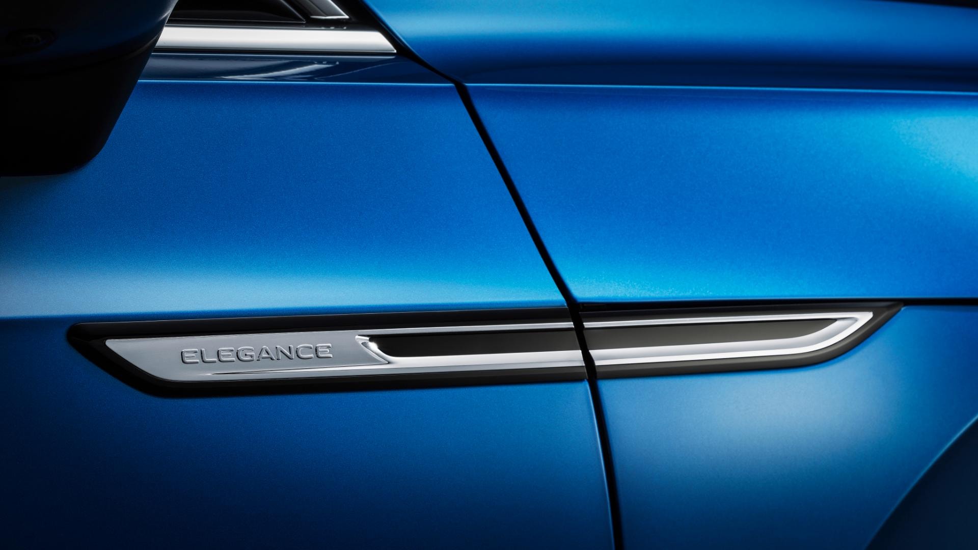 Primer plano de la insignia 'Elegance' en el Arteon.