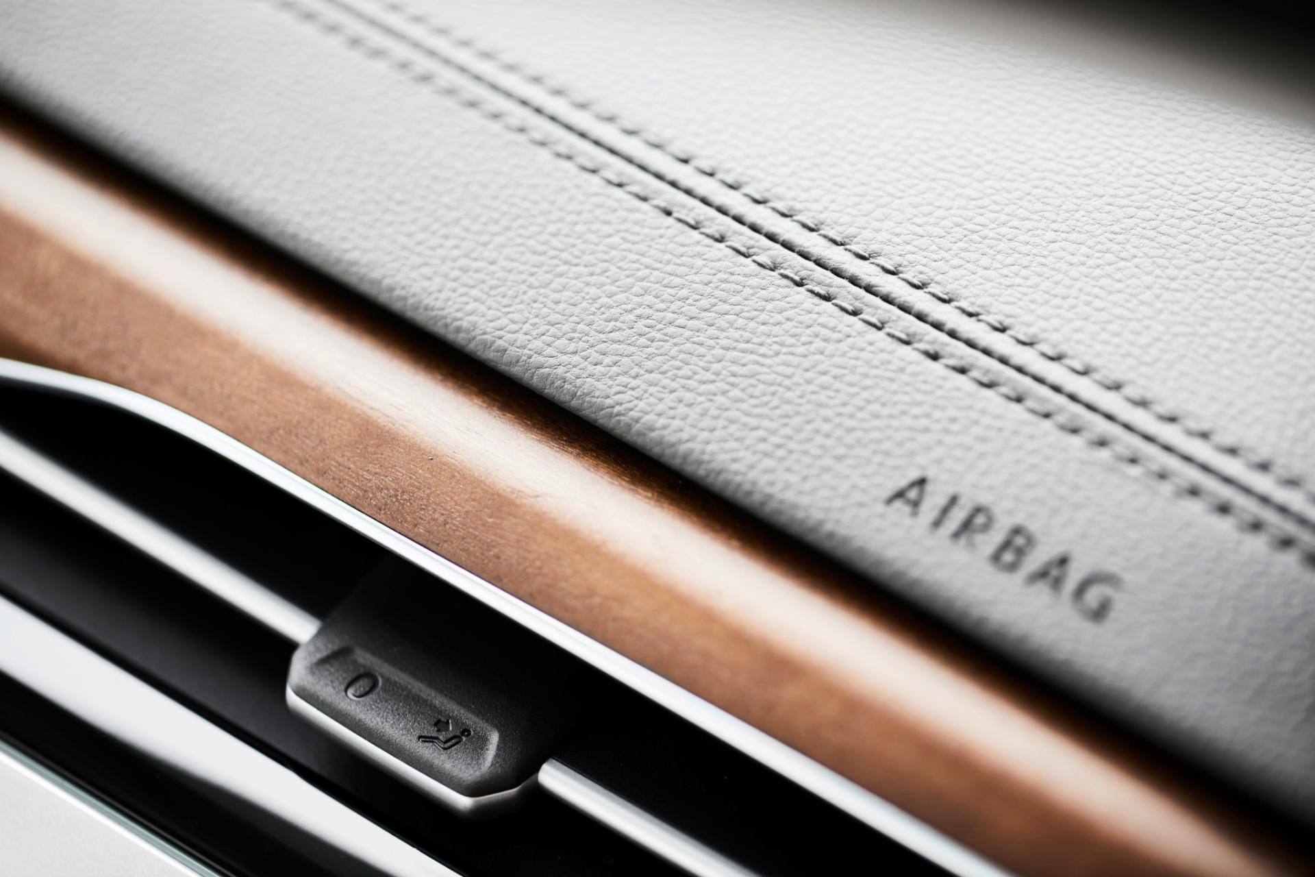 Detalle de la calidad de ensamble y materiales en el tablero del Volkswagen Arteon R.