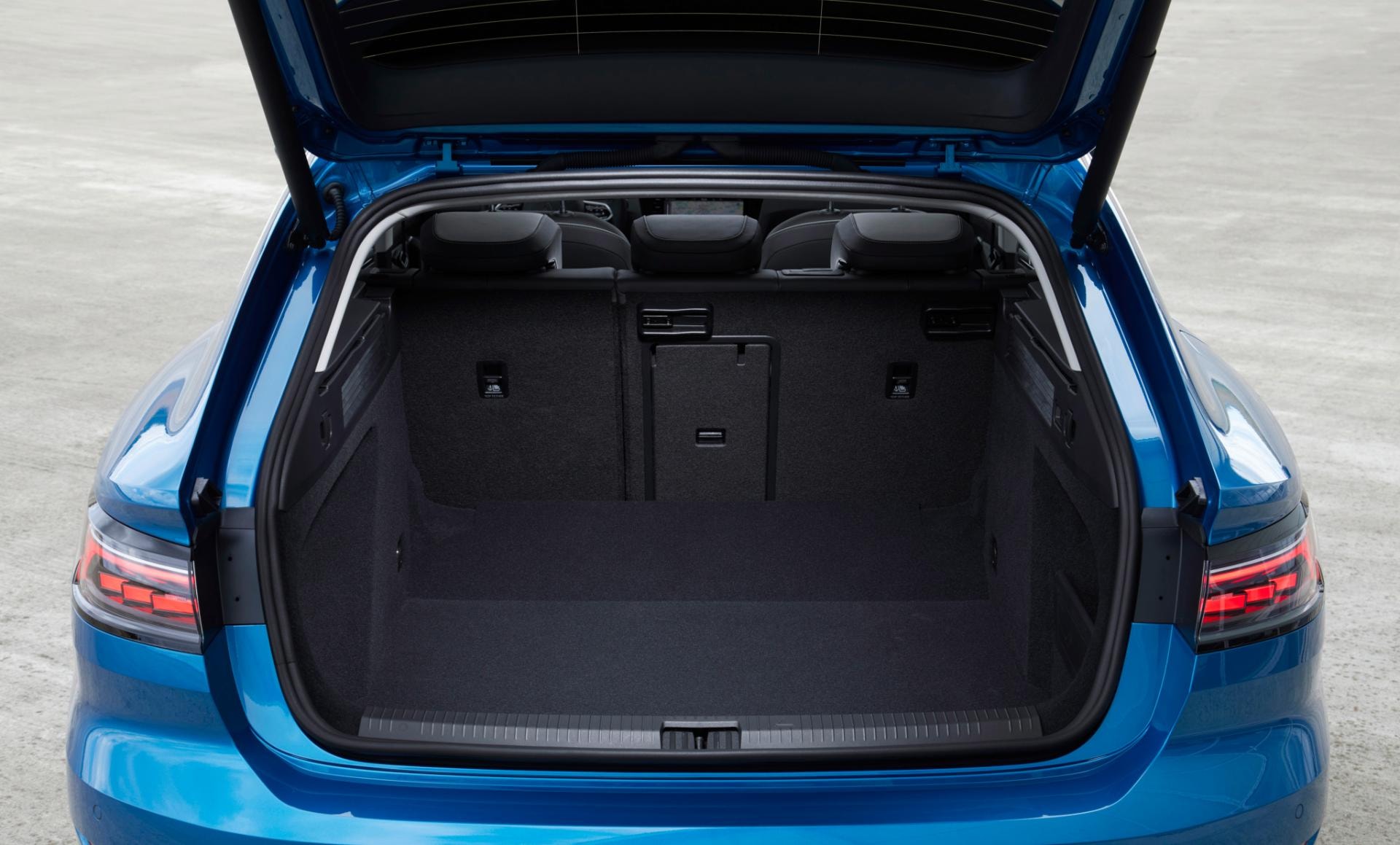Imagen que muestra la capacidad de carga del maletero del Volkswagen Arteon R.