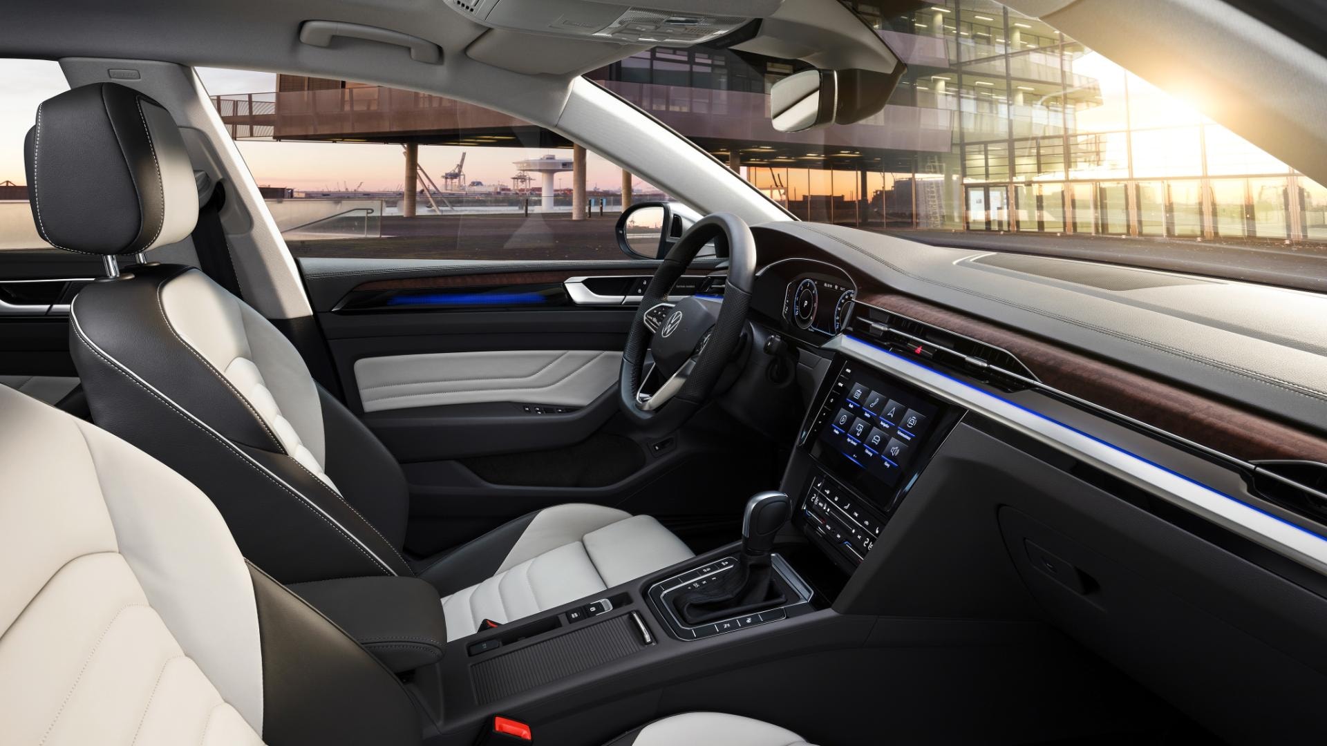 Ergonomía y tecnología se fusionan en el puesto de conducción del Arteon R.