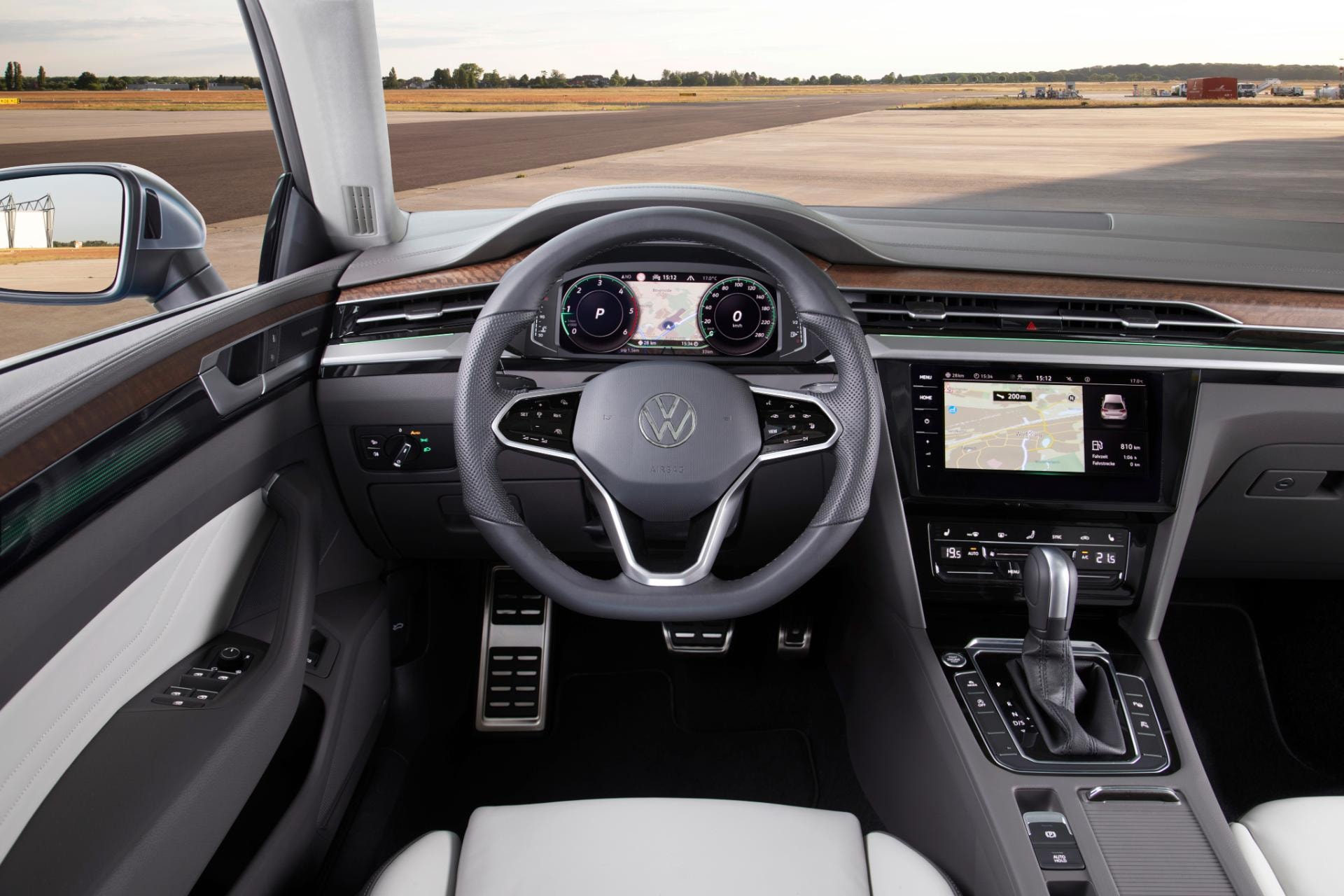 Imagen del volante y panel de instrumentos del Volkswagen Arteon R, ergonomía y tecnología.