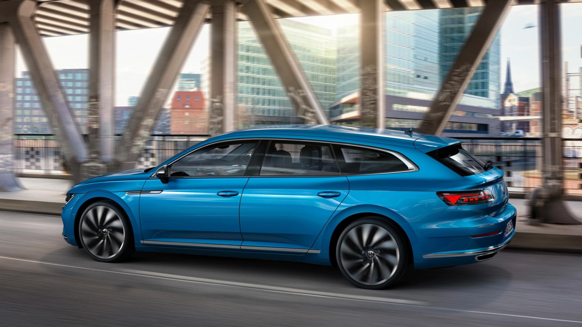 Perfil dinámico del Volkswagen Arteon R en movimiento.