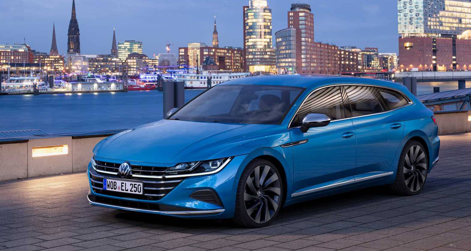 Volkswagen Arteon Shooting Brake posando en un entorno urbano nocturno, vista frontal lateral.